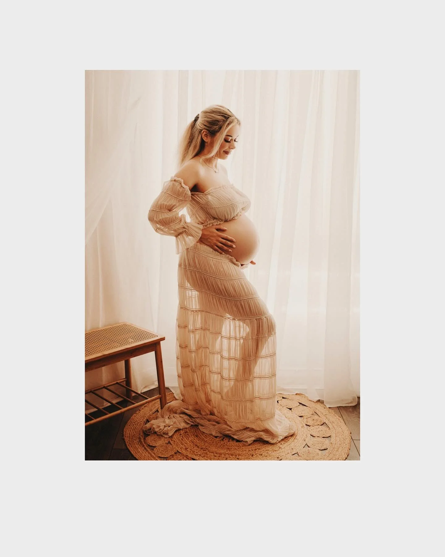 A story of love &mdash; written in soft fabrics, gentle embraces, and tiny hands waiting to meet their new best friend.

This is what connection looks like.

🤎🤎🤎

#tinytreasuresphotography #newbornphotography #newbornphotographers #maternityphotos