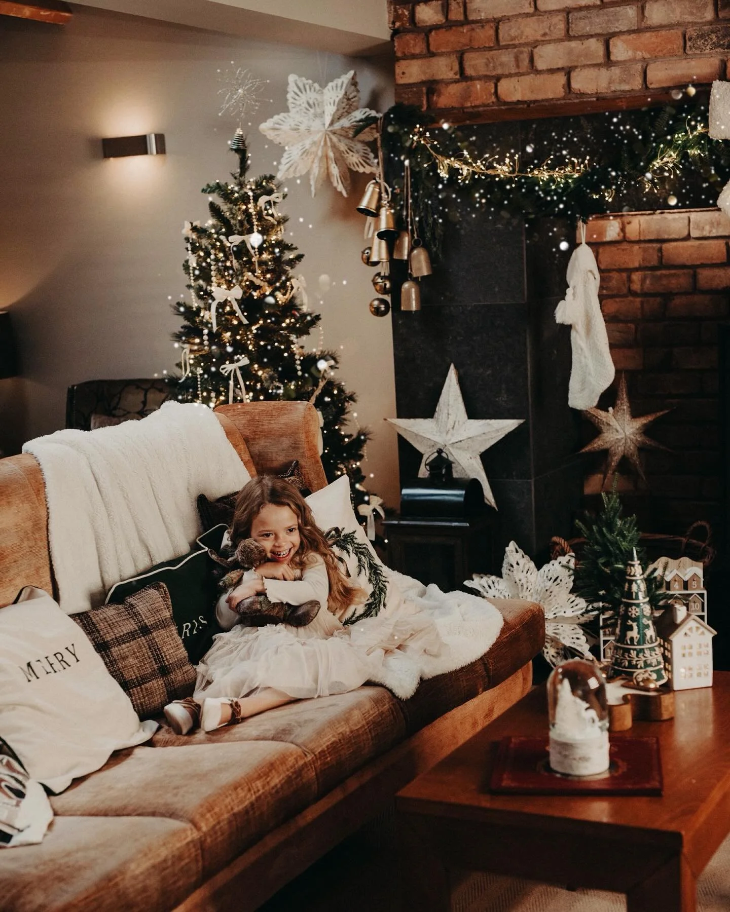 Cosy corners, twinkling lights, and a little bit of Christmas magic ✨🎄 

These Christmas sessions are all about capturing that warm holiday glow &mdash; where joy sparkles and memories feel like home. 

#tinytreasuresphotography #familyphotography #