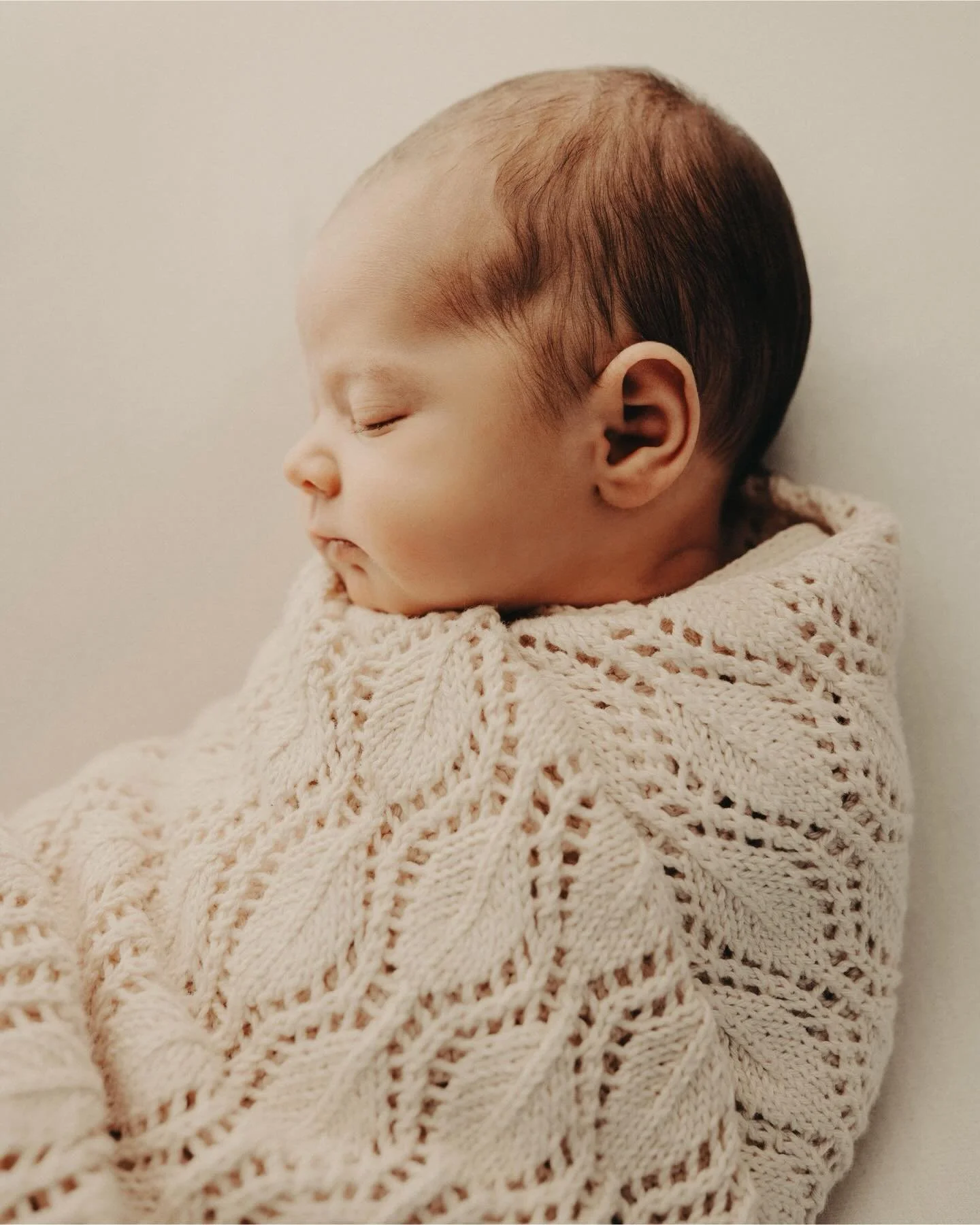 &ldquo;These are the moments you&rsquo;ll want to remember forever&mdash;the softness, the stillness, the way love shows up quietly.&rdquo;

#tinytreasuresphotography #familyphotosession #birminghamfamilyphotographer #newbornphotosession #worcestersh