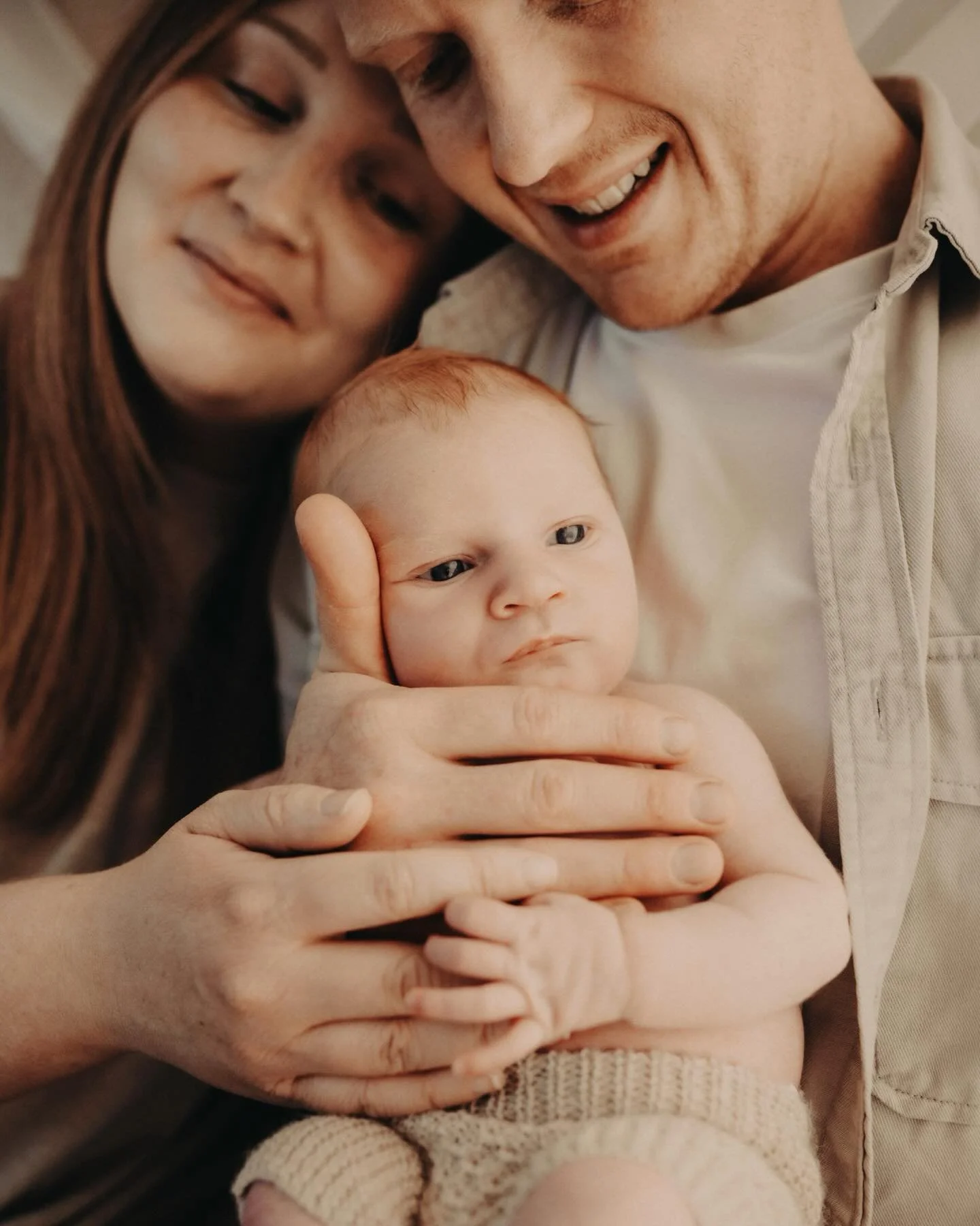 Those first days &mdash; sleepy, snuggly, unforgettable.

🤎🤎🤎

#tinytreasuresphotography #newbornphotography #familyphotography #birminghamphotographer #worcestershirephotographer