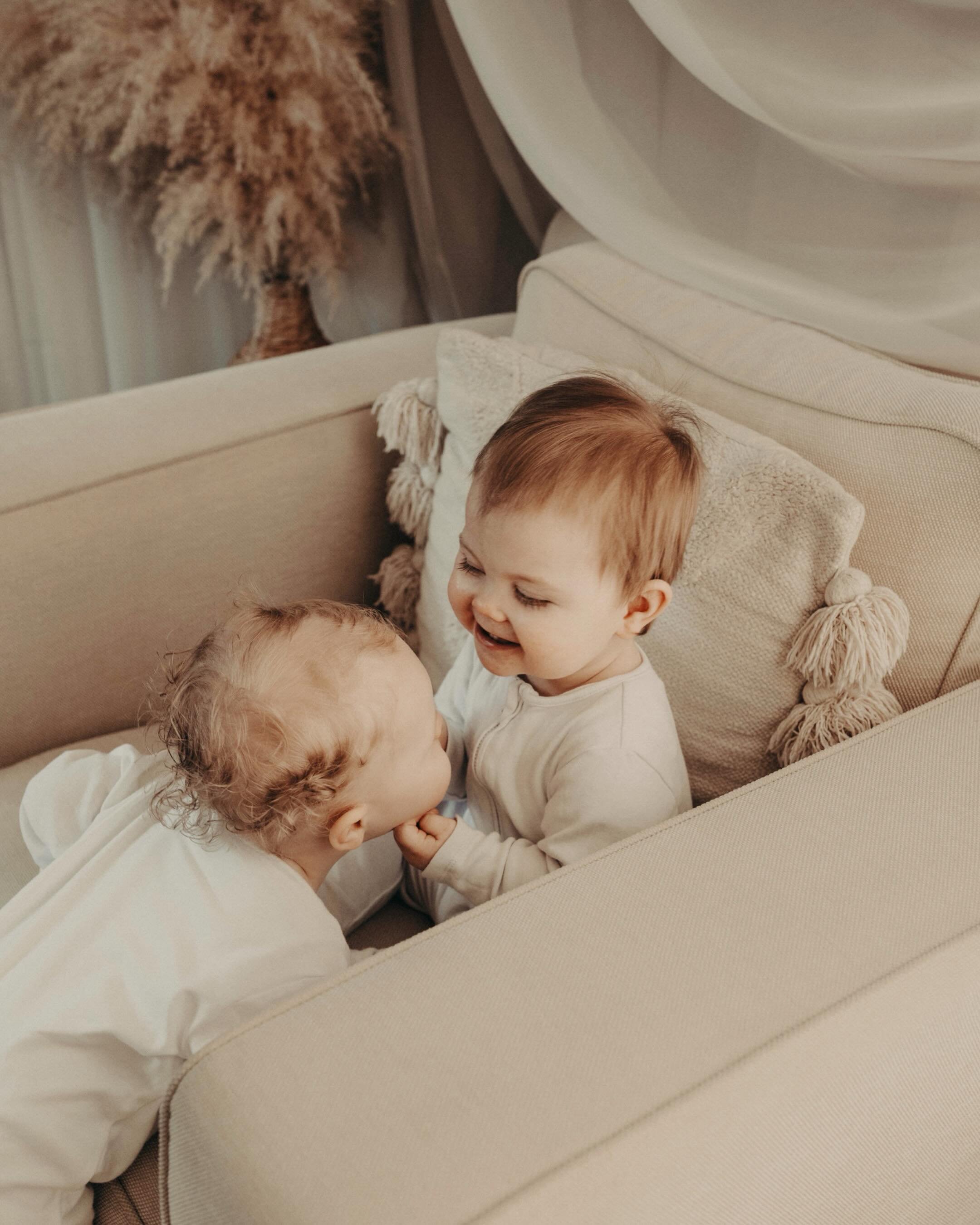 Capturing these beautiful boys a year on and watching their bond grow and their friendship blossom is something truly magical&hellip;

You know when it&rsquo;s true brotherly love when they are willing to share cake&hellip;

🤎🤎🤎

#tinytreasurespho