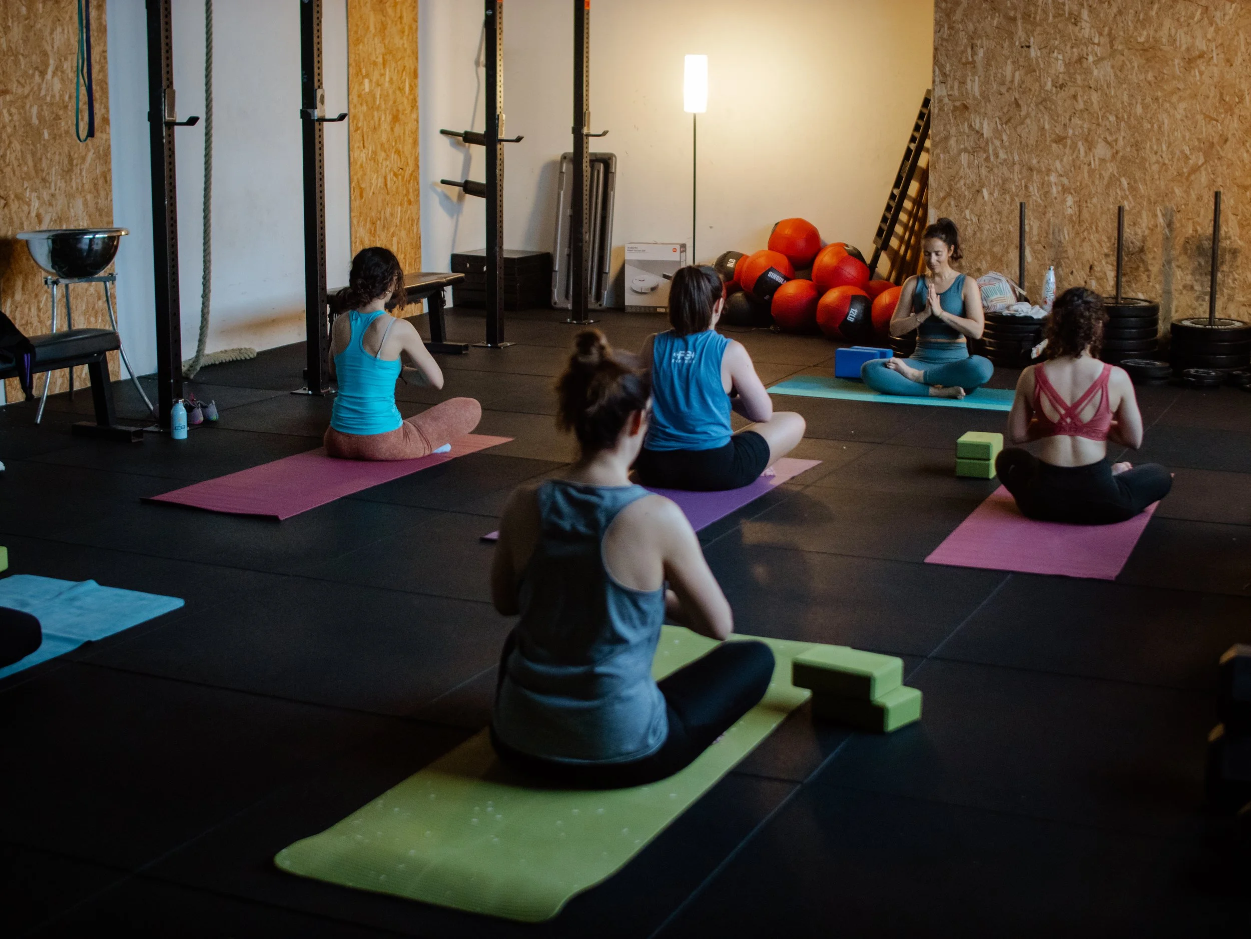 Nuestra instructora de yoga Alba Leiva, iniciando una sesión de Yoga en FC ENFORMA Tomares.