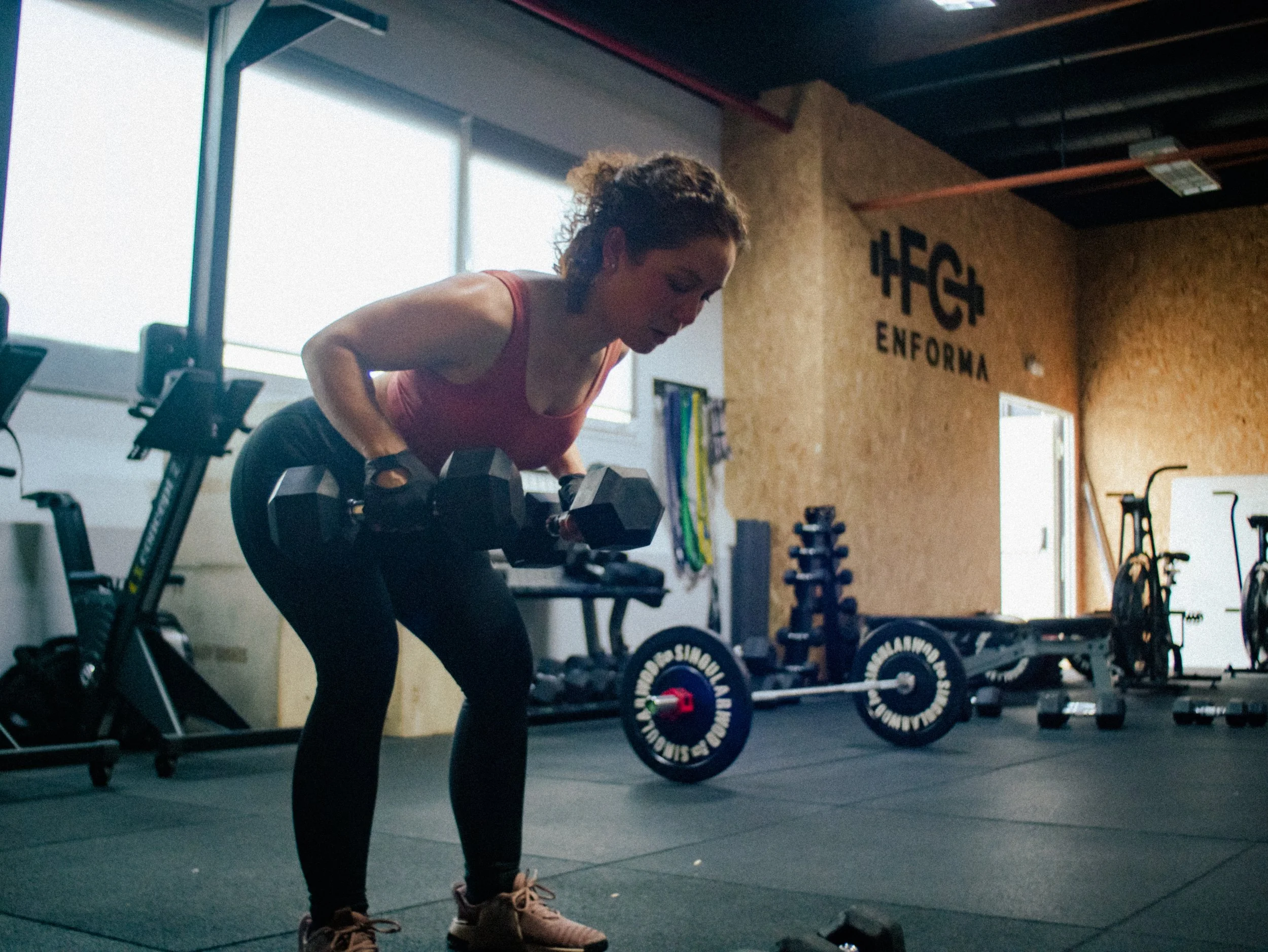 Chica entrenando fuerza