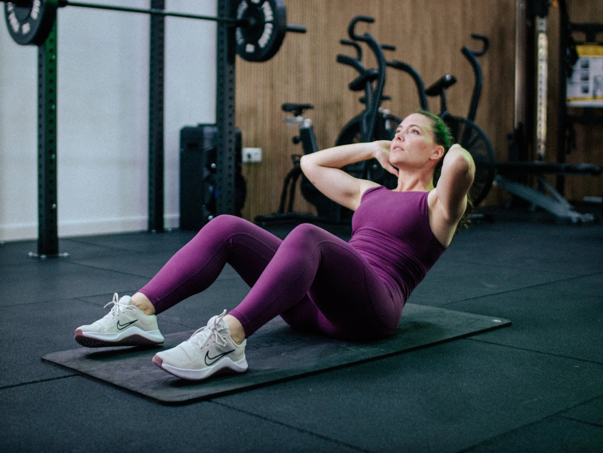 Chica entrenando abdominales