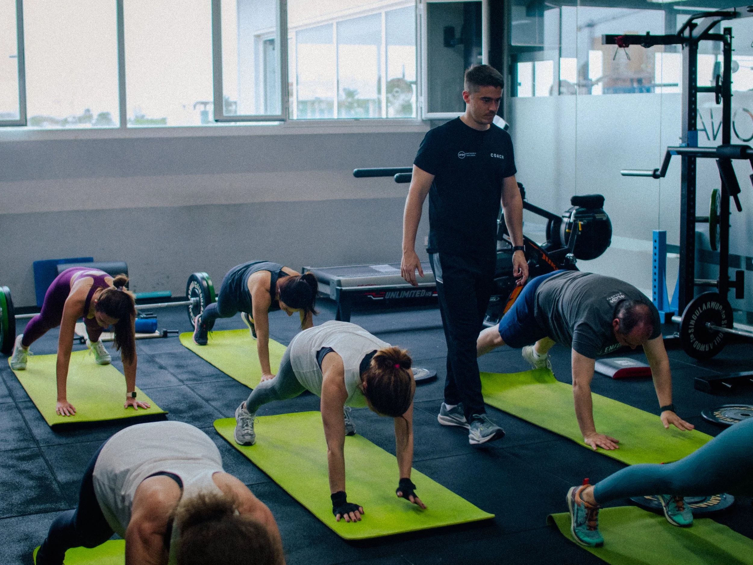 Fran, entrenador de FC ENFORMA, dando una clase de grupo reducido en Tomares