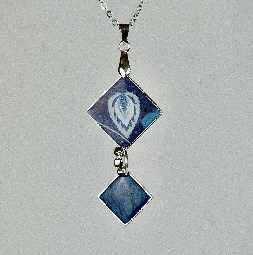 double feathers resin necklace