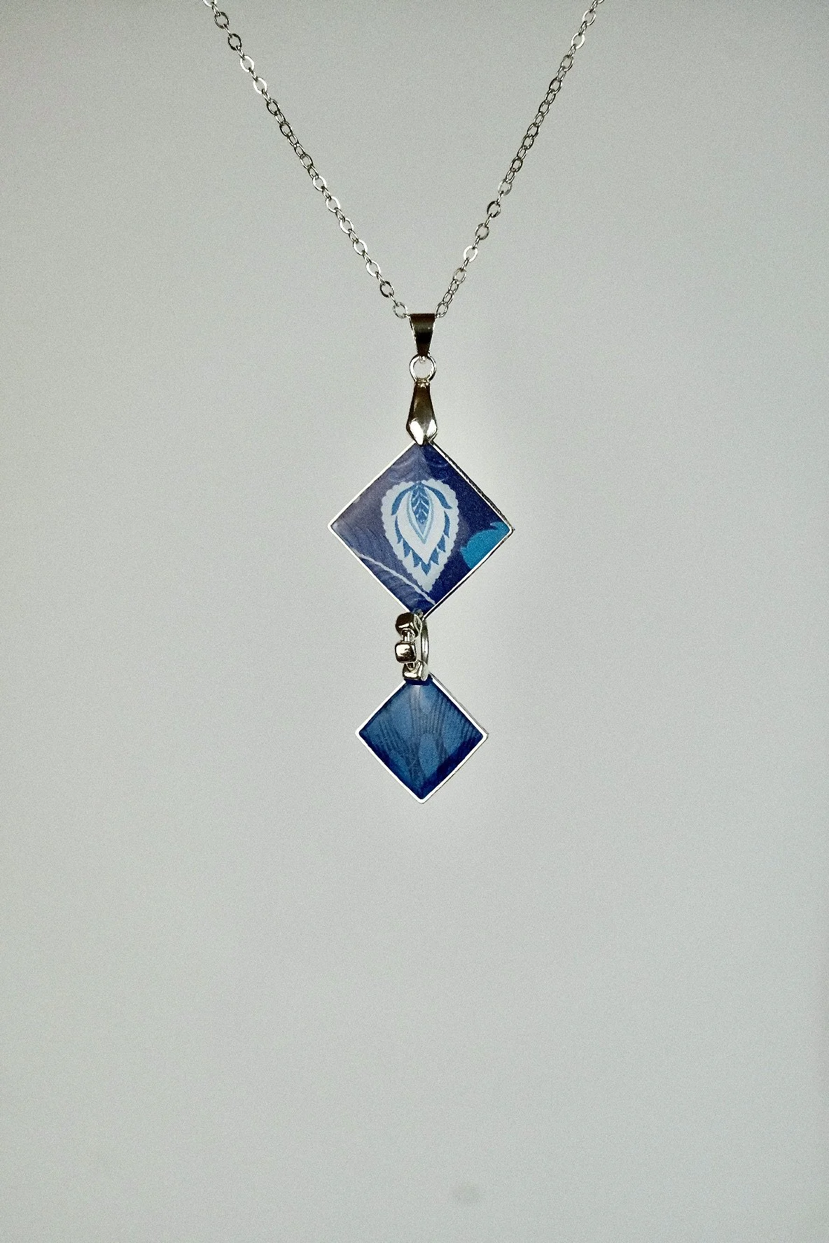 double feathers resin necklace