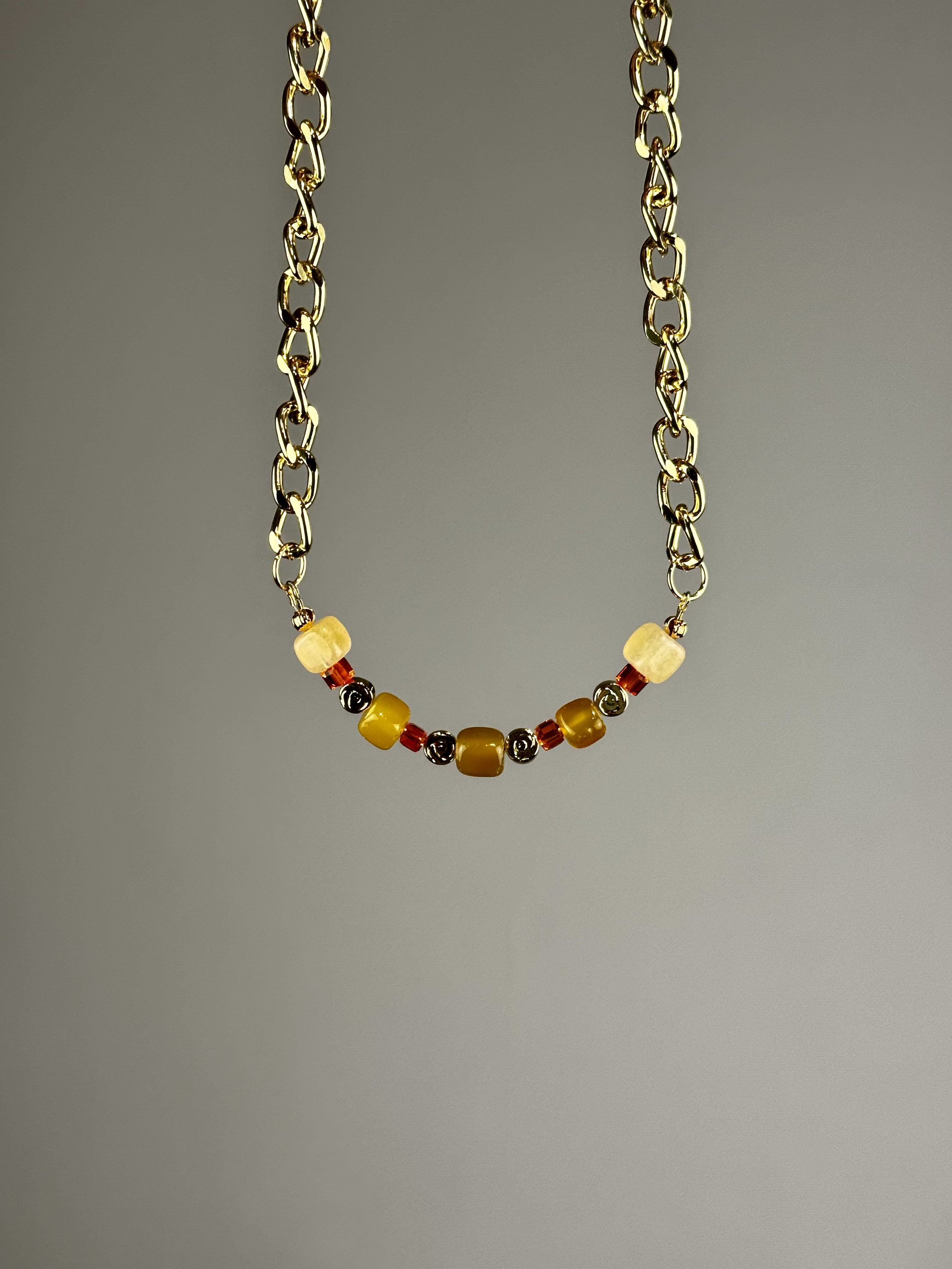 front view of citrus choker