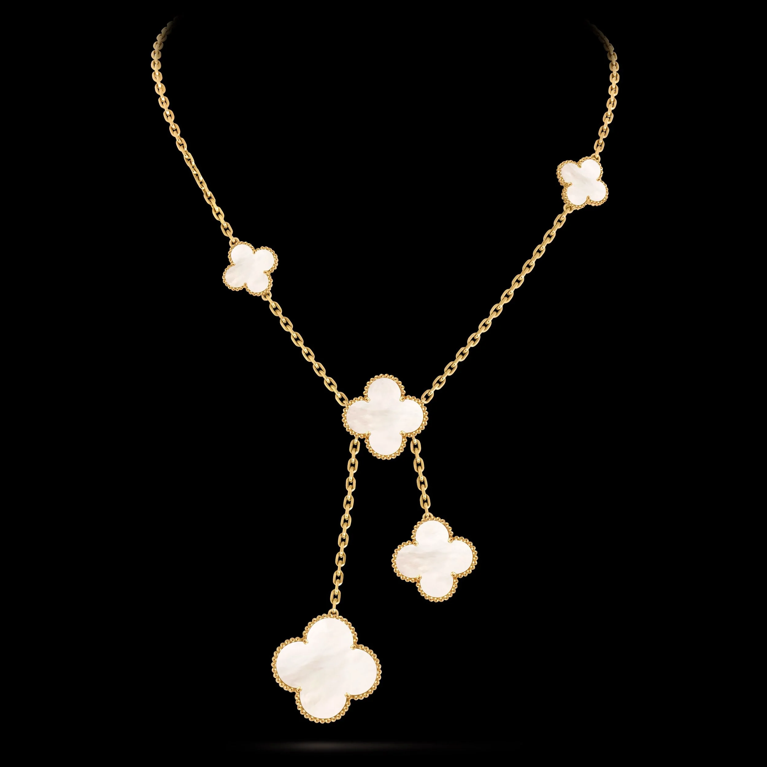 Collier en or avec des pendentifs en forme de fleurs en nacre blanche.