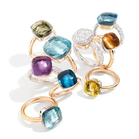 Groupe de plusieurs bagues avec des grosses pierres précieuses de différentes couleurs, montées sur des bandes en or ou en argent.