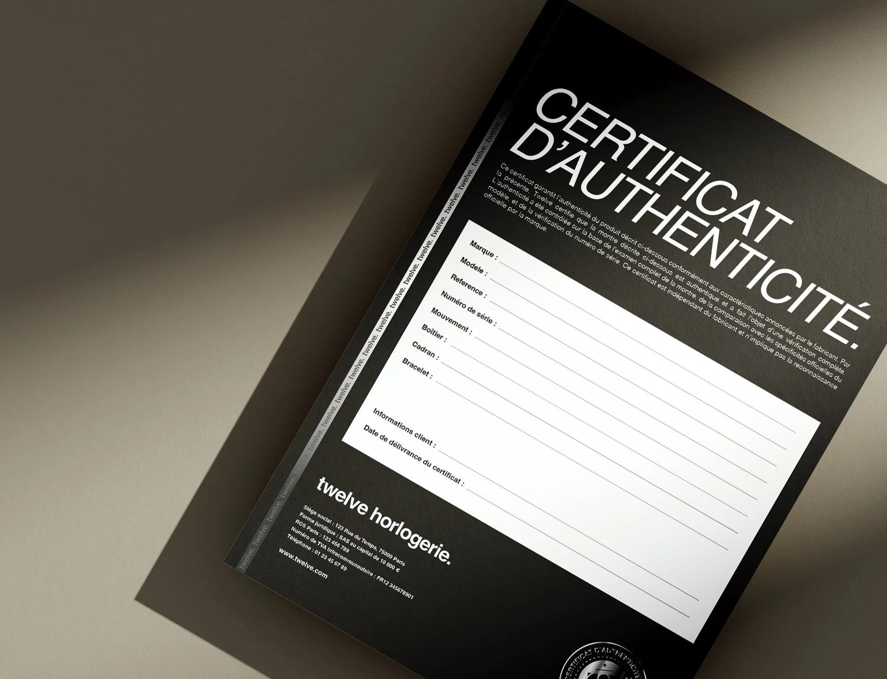 Un certificat d'authenticité pour une montre, avec des champs à remplir pour les détails comme la marque, le modèle, la référence, etc., posé sur une surface beige.