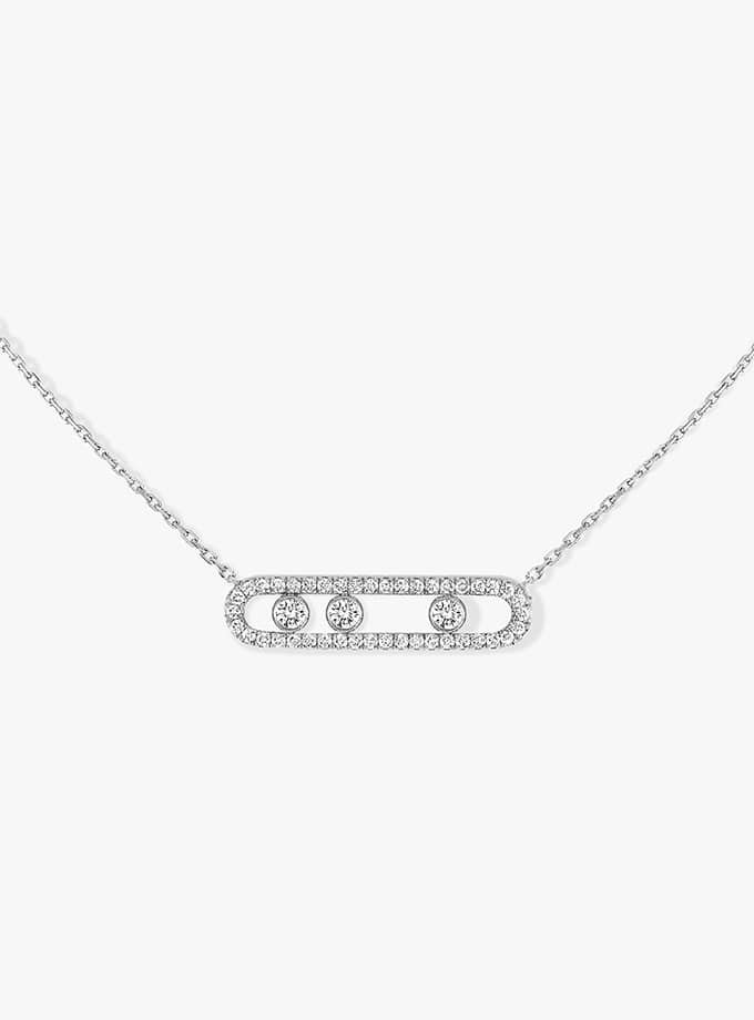 Collier en argent avec pendentif en forme de rectangle ornée de petits diamants et trois cercles.