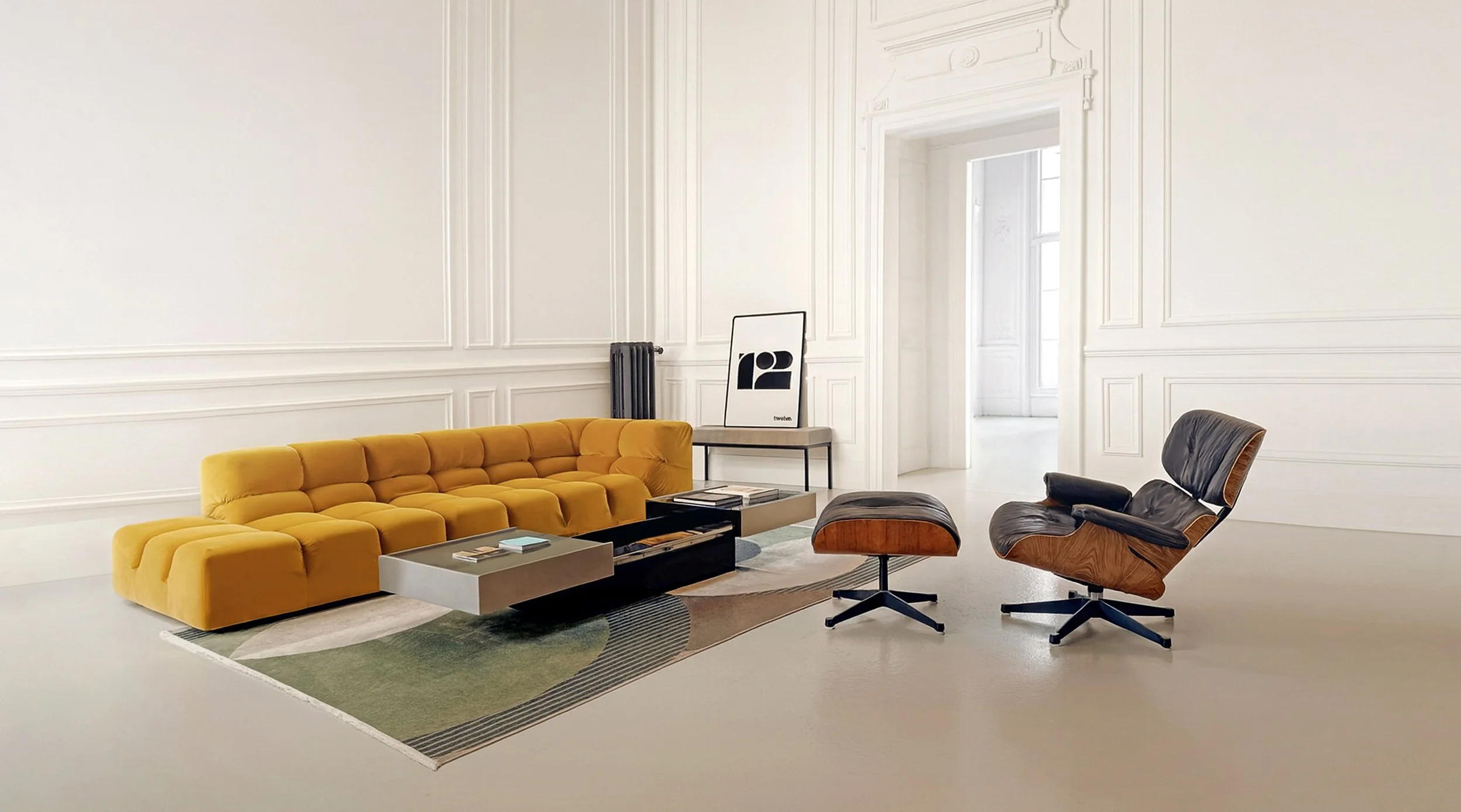 Un salon minimaliste avec un canapé jaune, un fauteuil en cuir noir avec repose-pieds, une table basse gris, un tapis moderne à motifs et une peinture abstraite noire et blanche sur une table contre un mur blanc.