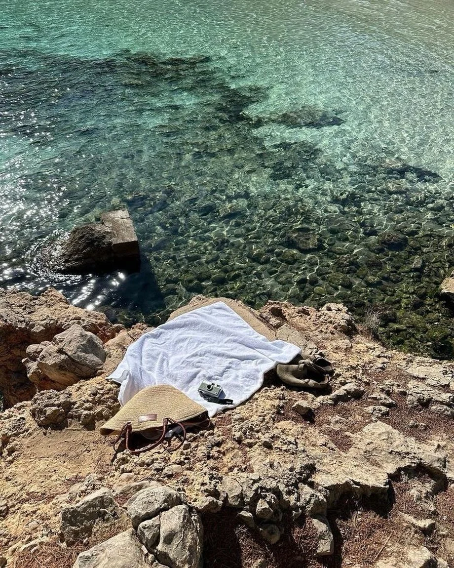 Radiance ritual balm 

sun &bull; skin &bull; restoration &bull; ritual &bull; afterglow 

After a day in the sun your skin asks for some extra nourishment. 

Our radiance ritual balm is designed to restore your skin with hydration, softness and radi