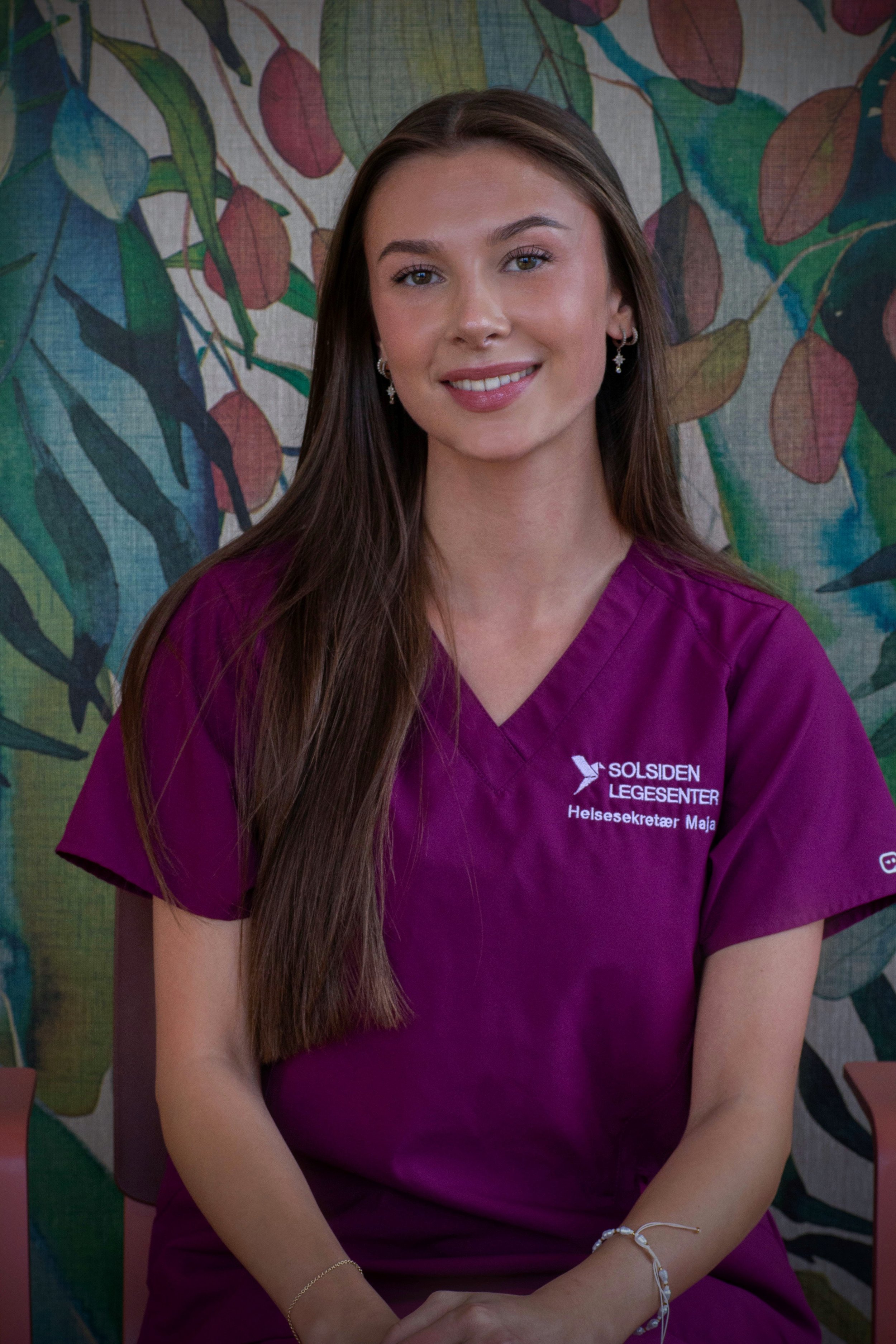 En rosa silhuett av en person i en sirkel på en hvit bakgrunn.