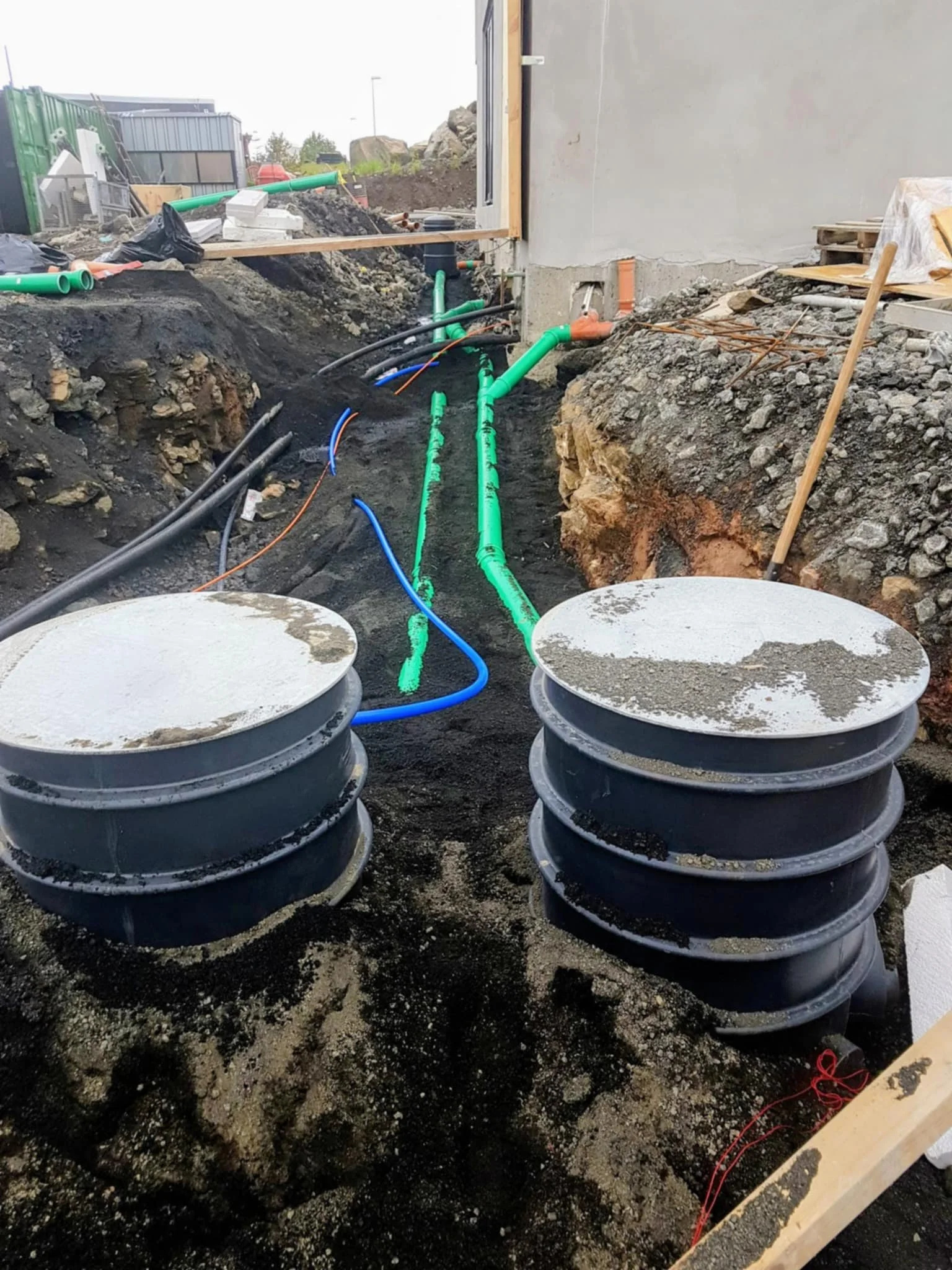 Vinnum með viðskiptavinum að uppsetningu lagnakerfis.