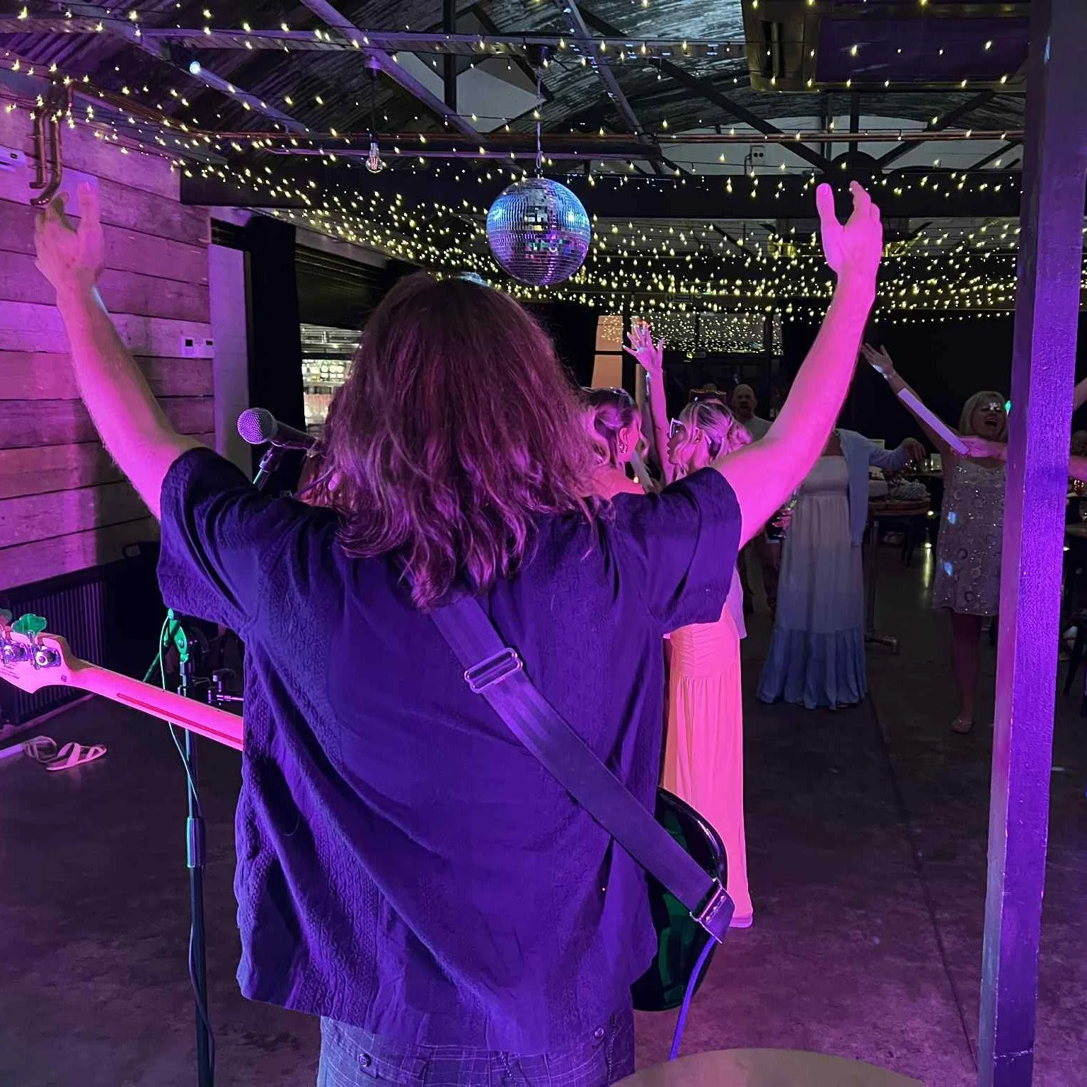 🎤 A beautiful evening 🎇
Congratulations Jodi & Dave, we had a blast playing for you and your loved ones (and Opie the dog, of course 🐶). Thanks so much!
.
.
.
.
.
#herefordwedding #theshackrevolution #ukwedding #ukweddingband
