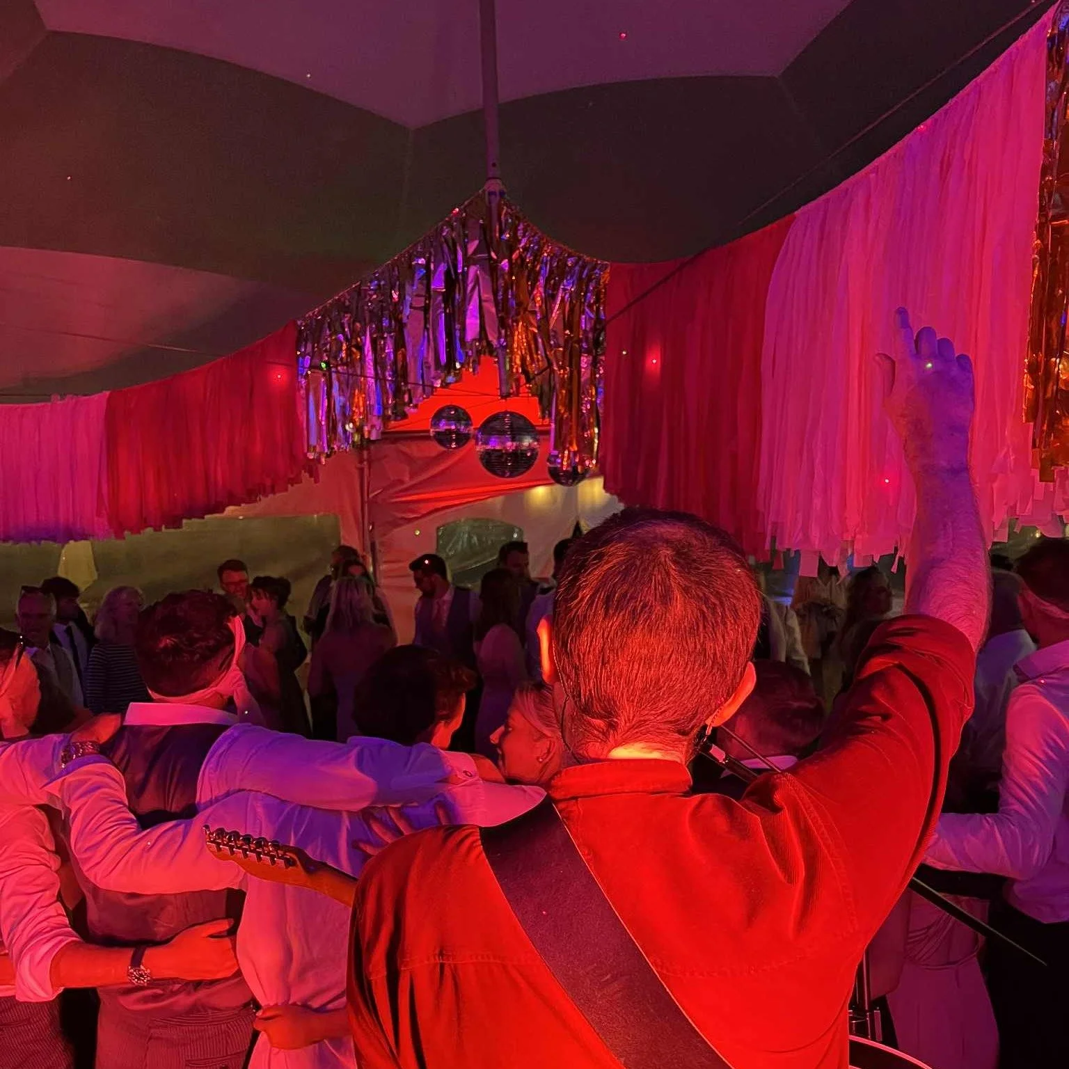 💃 Katie & Sean 🕺
A fantastic day of music and fun times! Thank you for having us for the afternoon and evening; we loved playing for you! Congrats!
.
.
.
.
.
#paigntonwedding #marqueewedding #ukwedding #ukweddingband