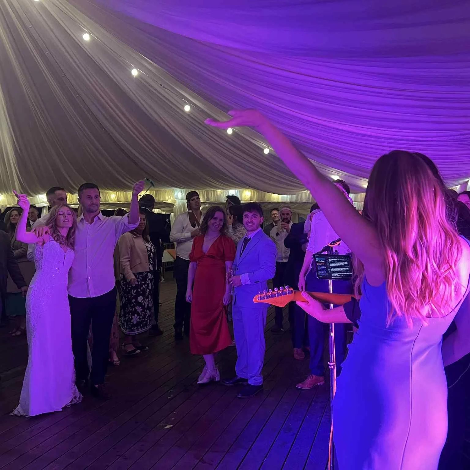 🎤A beautiful night 🕺
Nothing we love better than a lively crowd with some great food and drinks 🍻 Thanks for having us Josh & Sophie!
.
.
.
.
.
#beeses #bristolwedding #weddingband