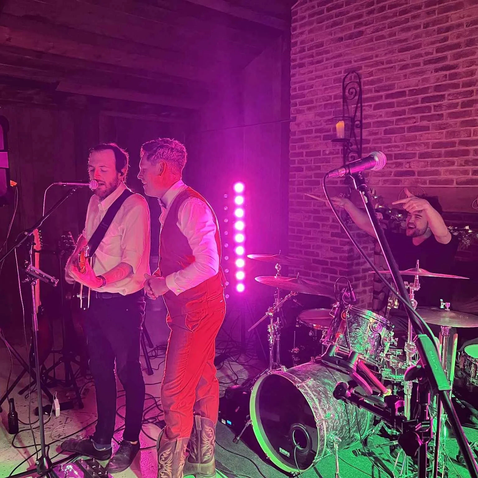 💃 Jennifer &amp; Luke 🕺

Our first time at Stratton Court Barn and what a show it was! A great crowd with a country twist which we are big fans of! Thanks for having us ❤
.
.
.
.
.
#strattoncourtbarn #bicesterwedding #weddingband