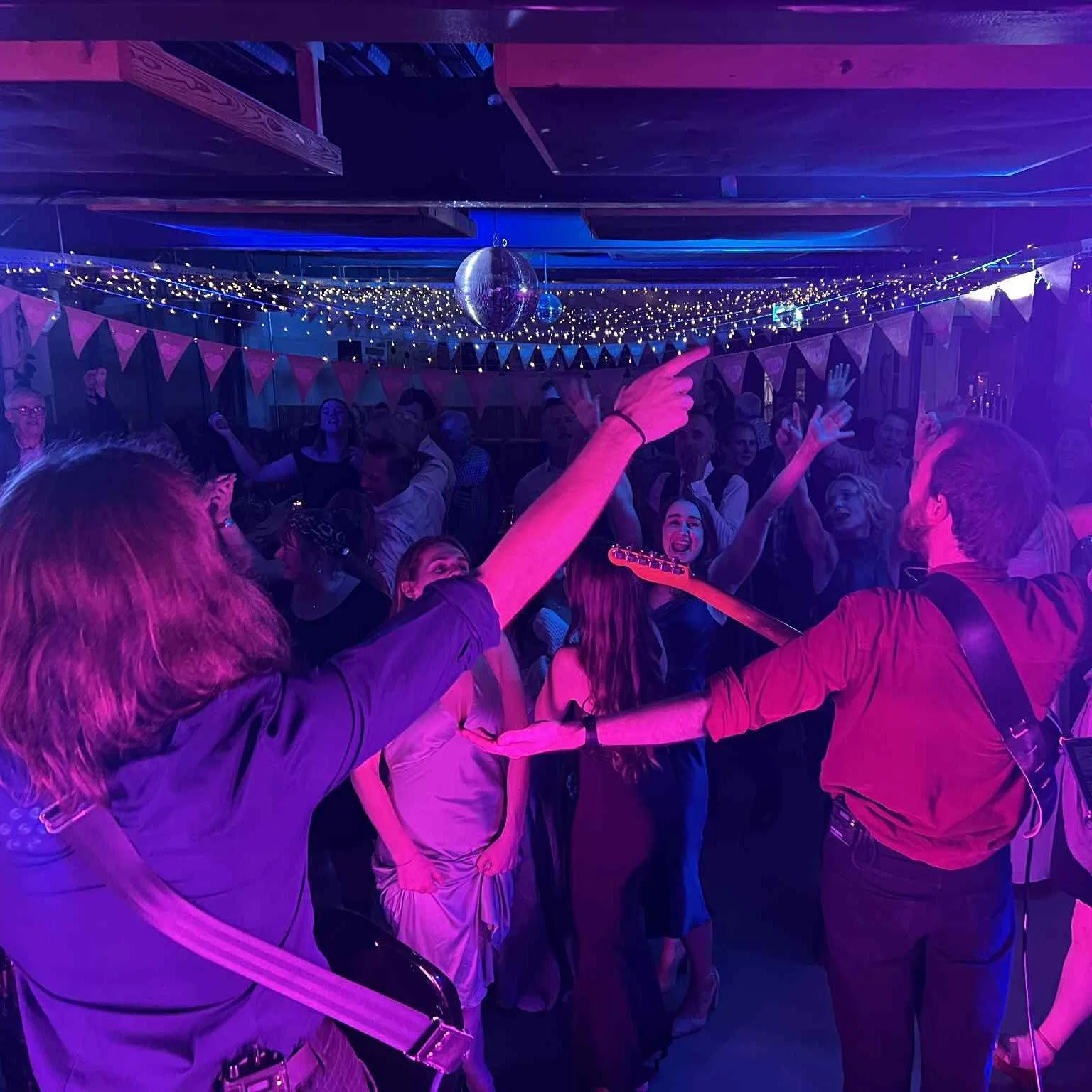 💍 Another beautiful wedding w/ some special guests 🎻 

So honoured to be a part of Kevin and Daniela's wedding, it was a wonderful night with some great speeches! We also had some guests join the stage to play for the special couple which we always