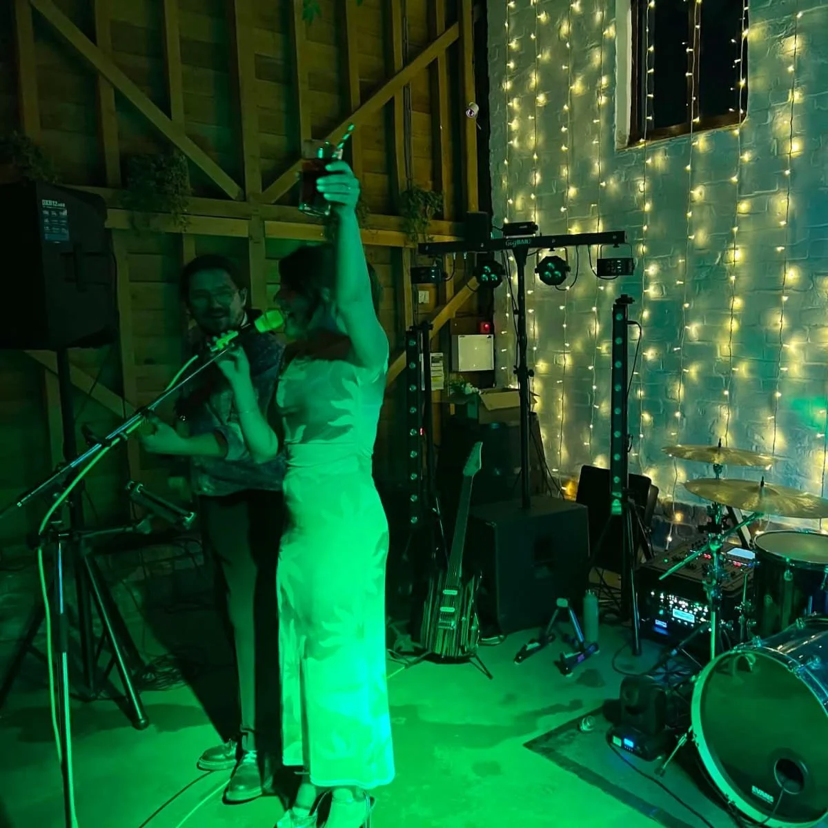 🕺Kristy &amp; Ross🎉

A beautiful day for a beautiful couple! We had the best time playing for you and loved ones (especially Chewie the dog!🐶). 

Congrats!💍
.
.
.
.
.
#chewie #overbarnwedding #weddingband