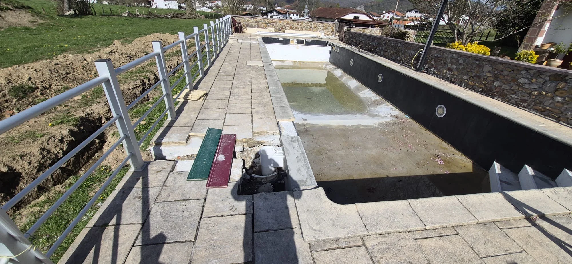 Rénovation de piscine au Pays Basque : quand et pourquoi rénover votre bassin ?