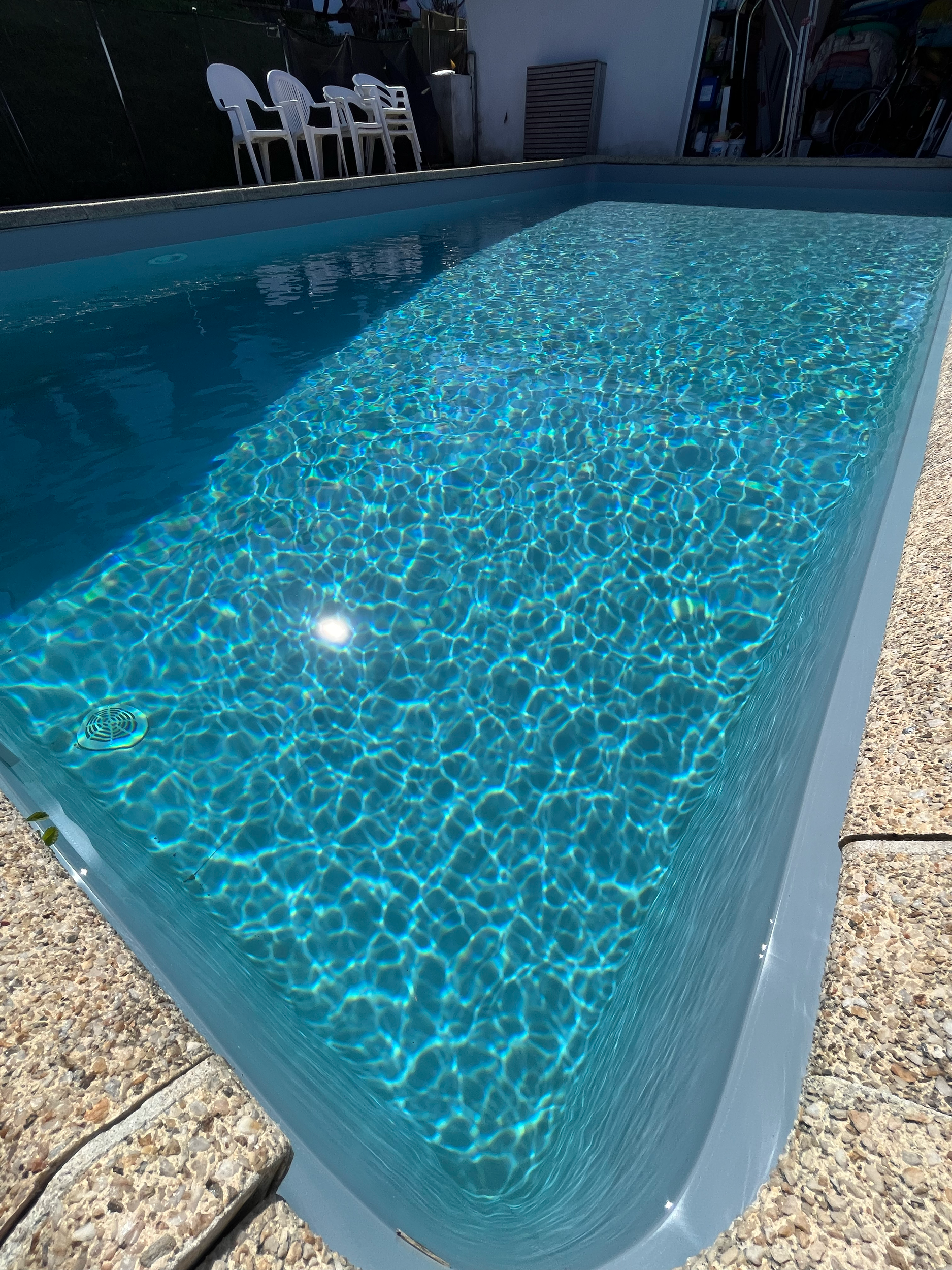 Piscine maçonnée rénovée, eau limpide sur la nouvelle membrane armée
