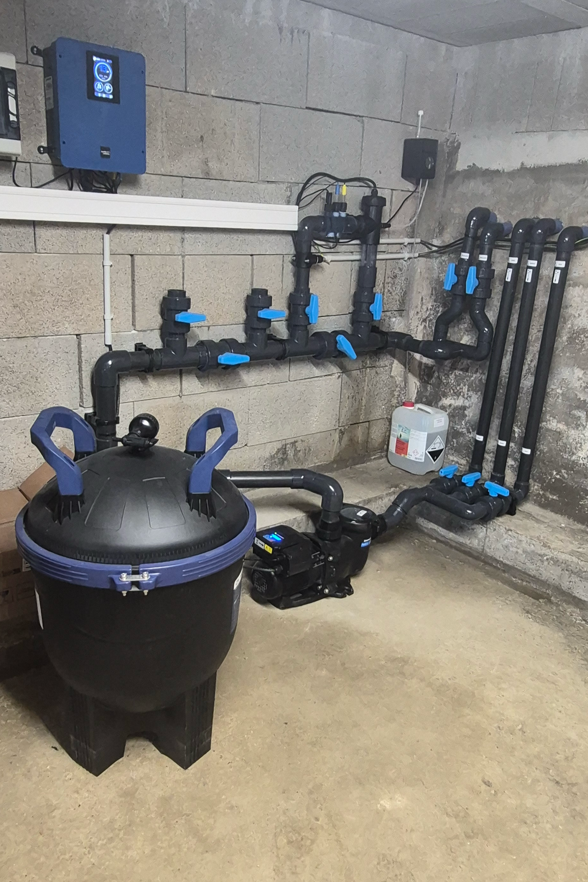 Local technique modernisé : filtre, pompe et vannes de filtration fixés au mur