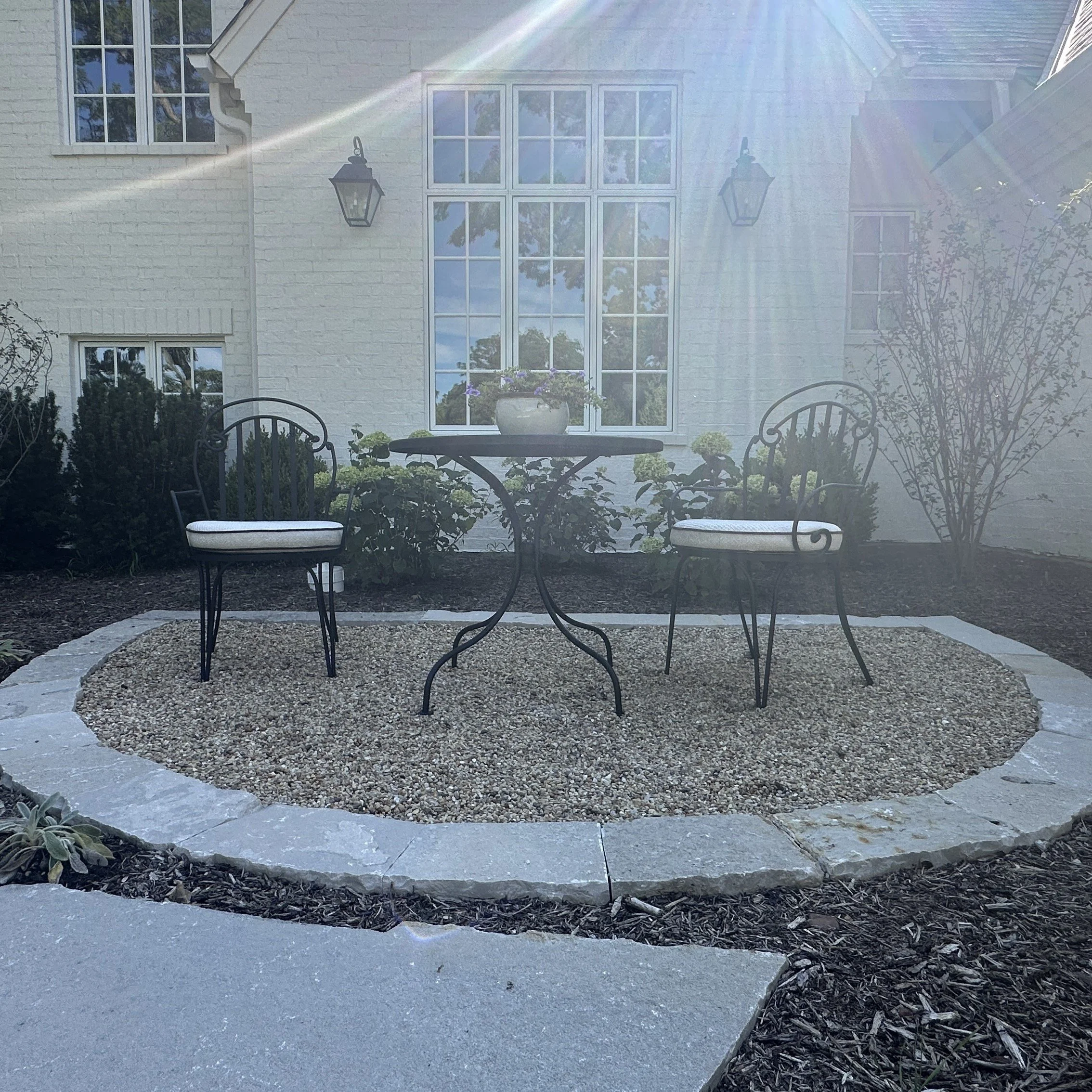 front yard seating area with pea gravel and natural stone and bistro set