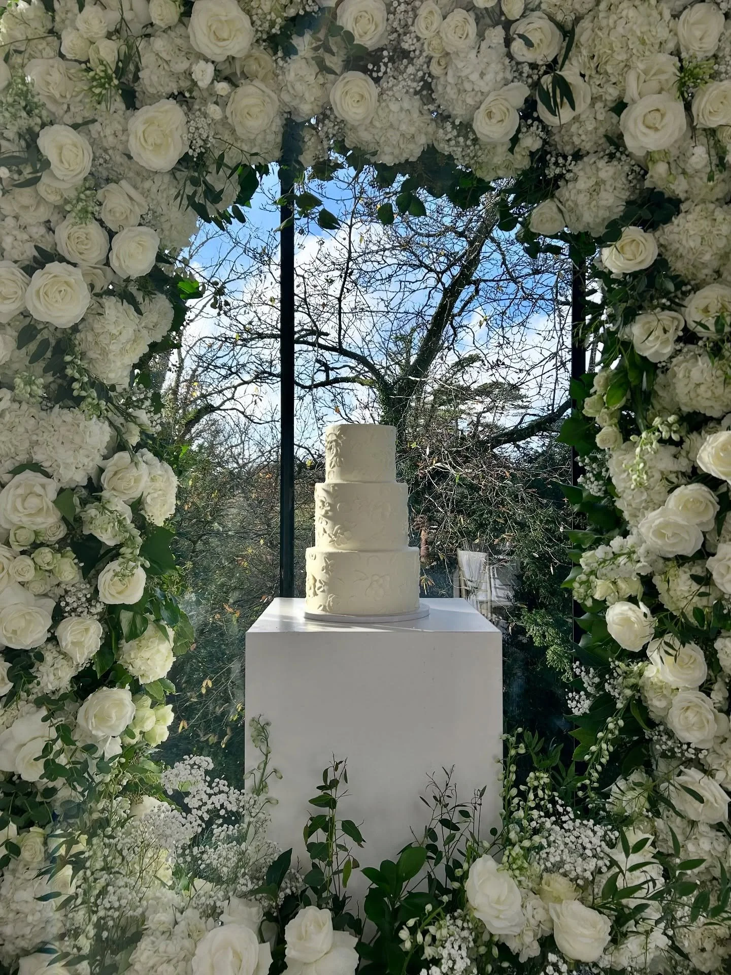 🤍 Tom &amp; Emma 🤍
Yesterday I had the pleasure of delivering this simple (but huge!) beauty to @fairyhill for Tom &amp; Emma. Entirely made without gluten, the top tier was coffee &amp; walnut, the middle was Victoria sponge and the bottom was car
