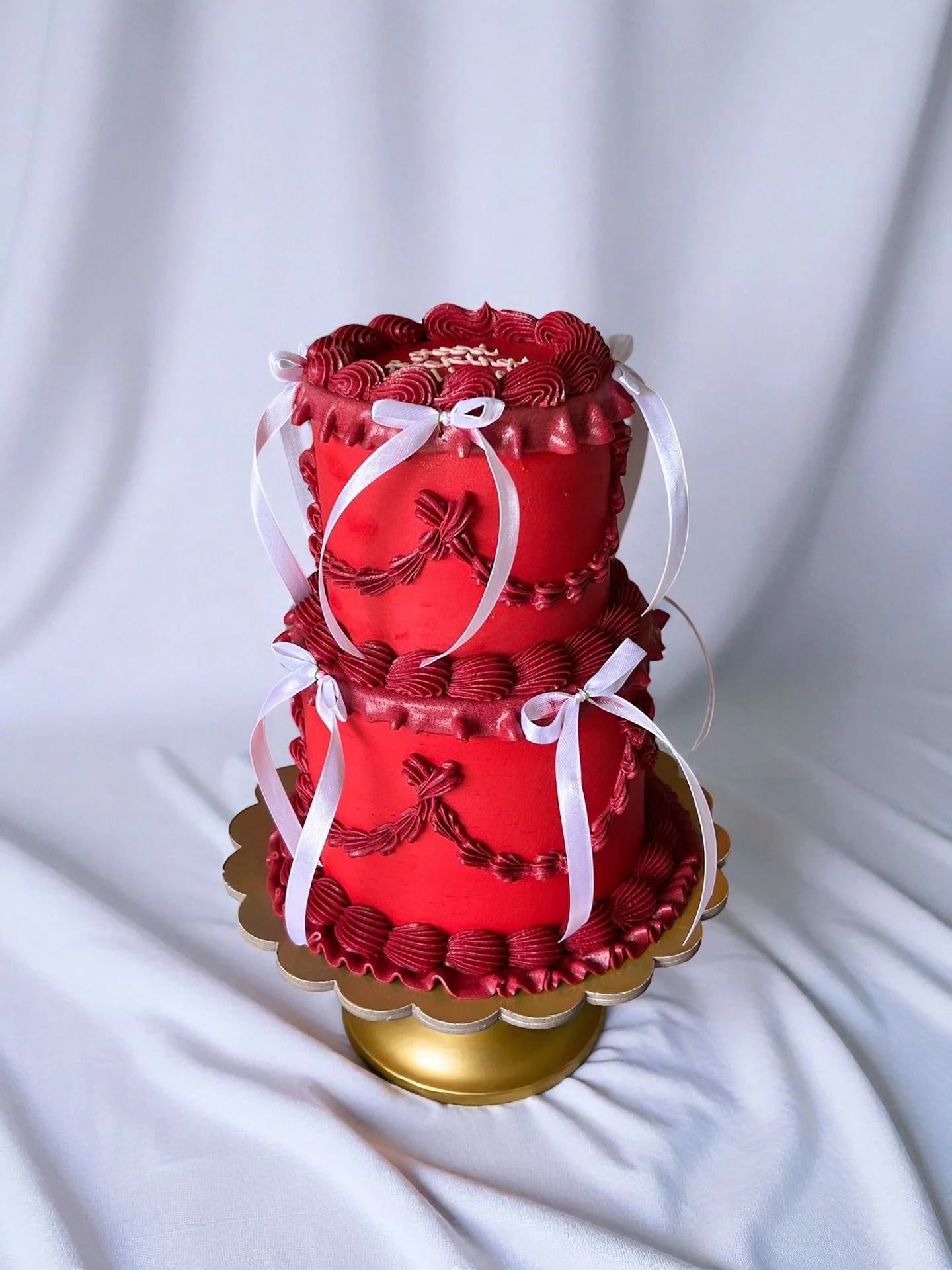 Honoured to be asked to do such a special cake for Nadine&rsquo;s hysterectomy party! What a way to celebrate!
Top tier was Salted Caramel and the bottom was Rose &amp; Vanilla 🥀
.
.
.
.
.
#vegancake #vegan #veganbaking #whatleilabakes #pontardawe #