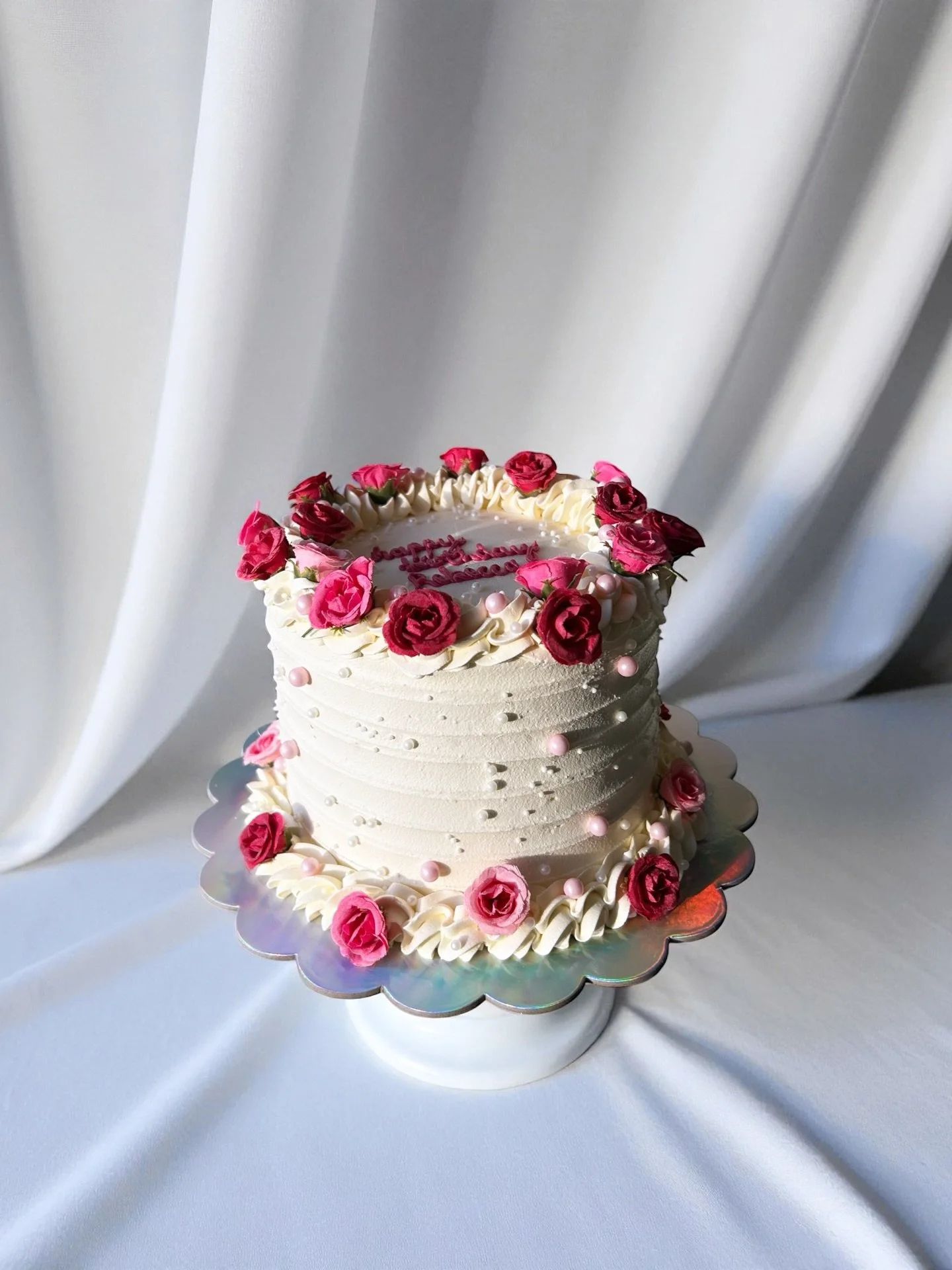 It&rsquo;s been a busy old week! I&rsquo;ve filmed approx 37,000 clips for my latest mini vlog and I don&rsquo;t know where to begin with editing it 😅 but it&rsquo;ll be up in the next few days!
This was the first of two cakes for my lovely customer