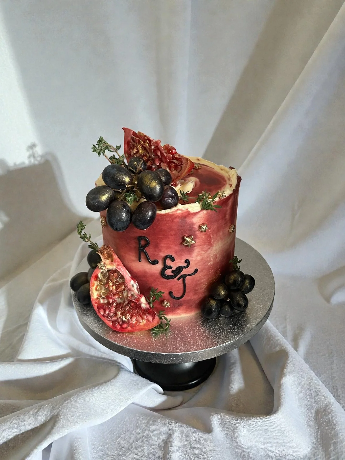 I think it&rsquo;s the cutest tradition when couples order a mini cake in the style of their wedding cake to celebrate their anniversary! Loved recreating this autumnal beauty from last year, swipe to see the original for R&amp;J 🍇🖤
.
.
.
.
#vegan 
