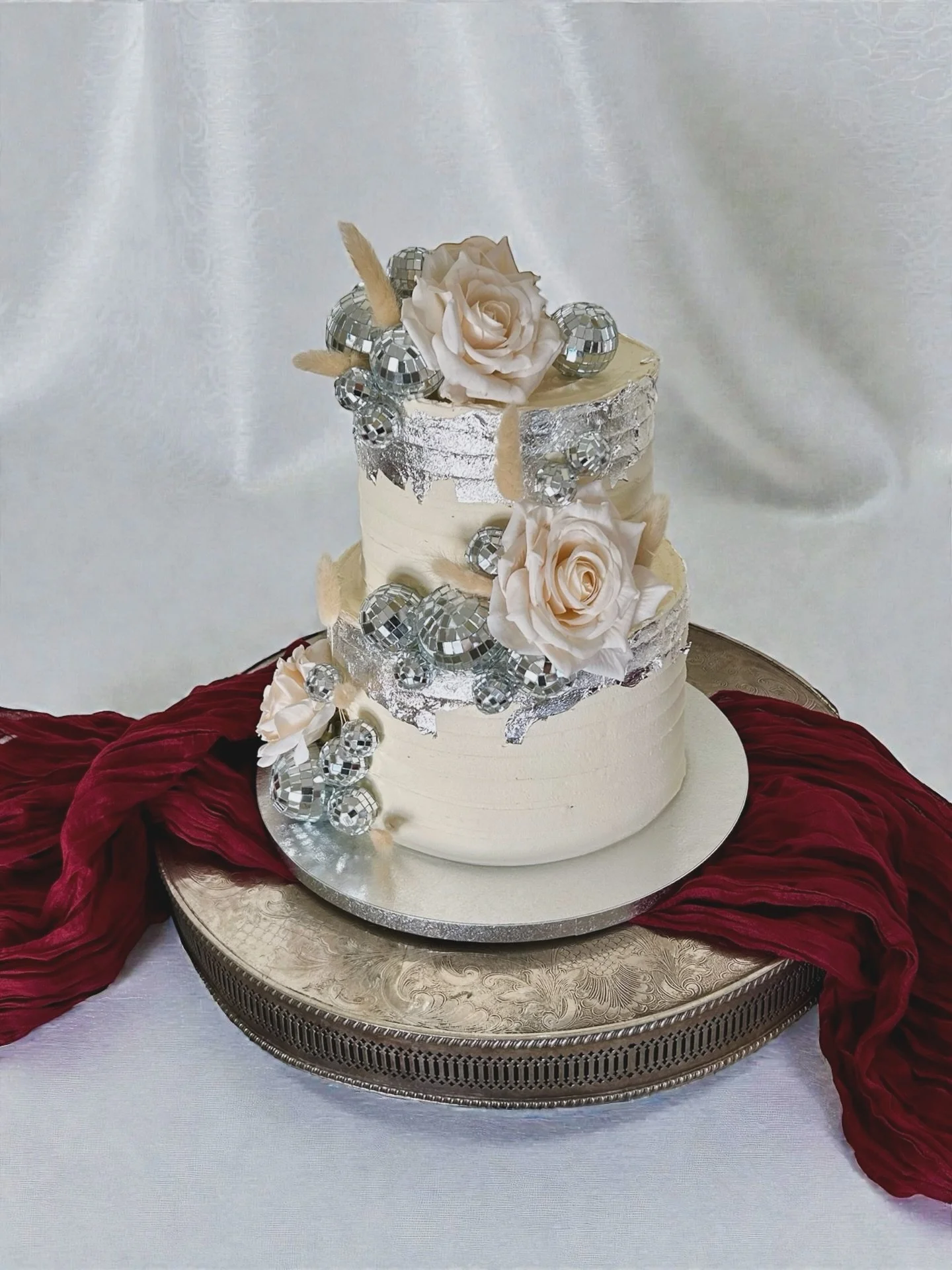 🪩 Hannah &amp; Tom 🪩
A glittery disco ball theme for my long-time regulars Hannah and Tom on their NYE wedding at @newhousecountryhotel in Cardiff. A two tier red velvet with edible silver leaf (from @barnabas_gold 🩶) accompanied by 100 disco ball