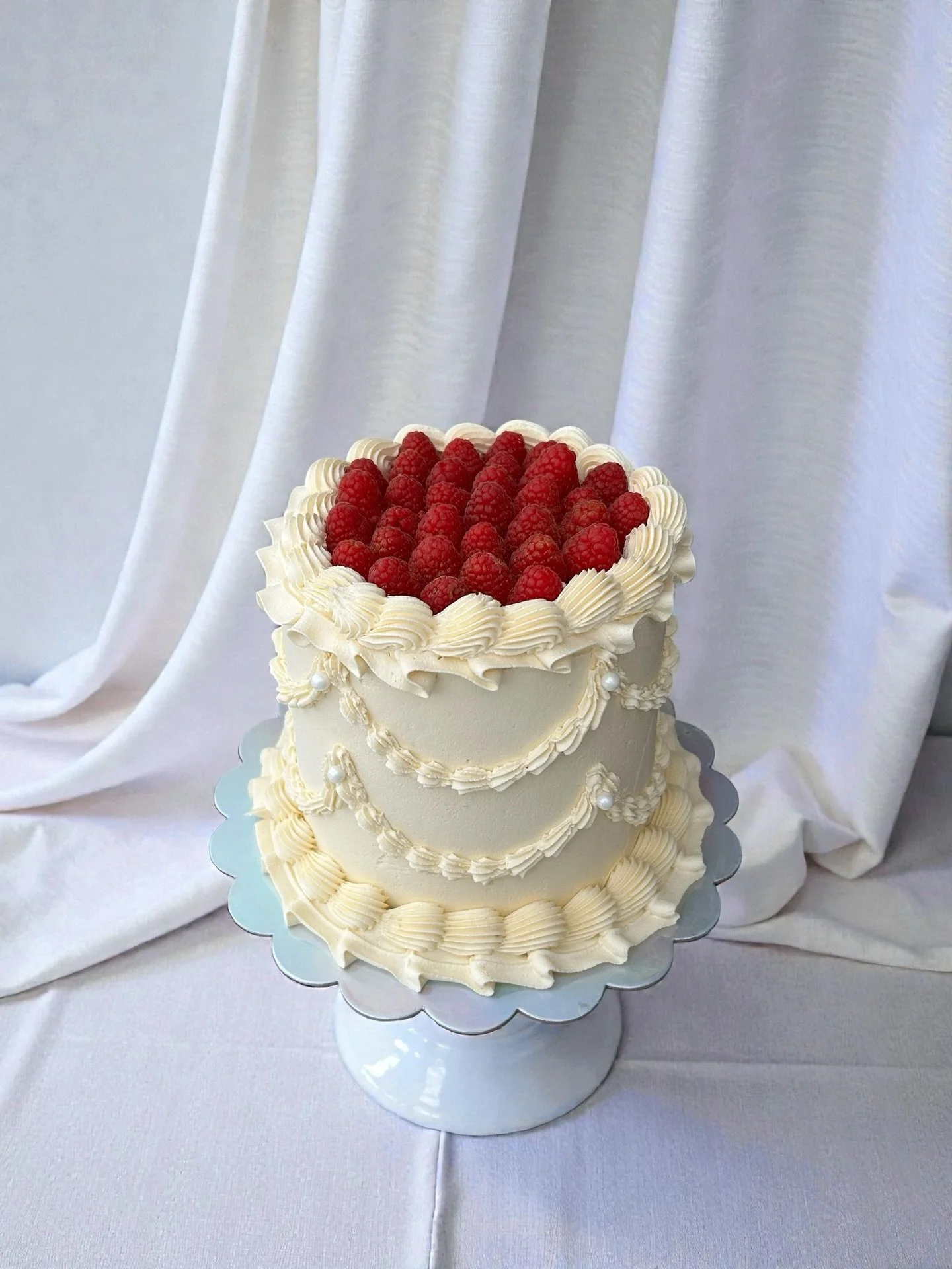 Thank you to my customers who braved the snow to collect this weekend, I know my road is a bit narrow at the best of times so I really appreciate it!
Loved making this pretty little raspberry &amp; coconut for Shakina 💖

Just a reminder that this is