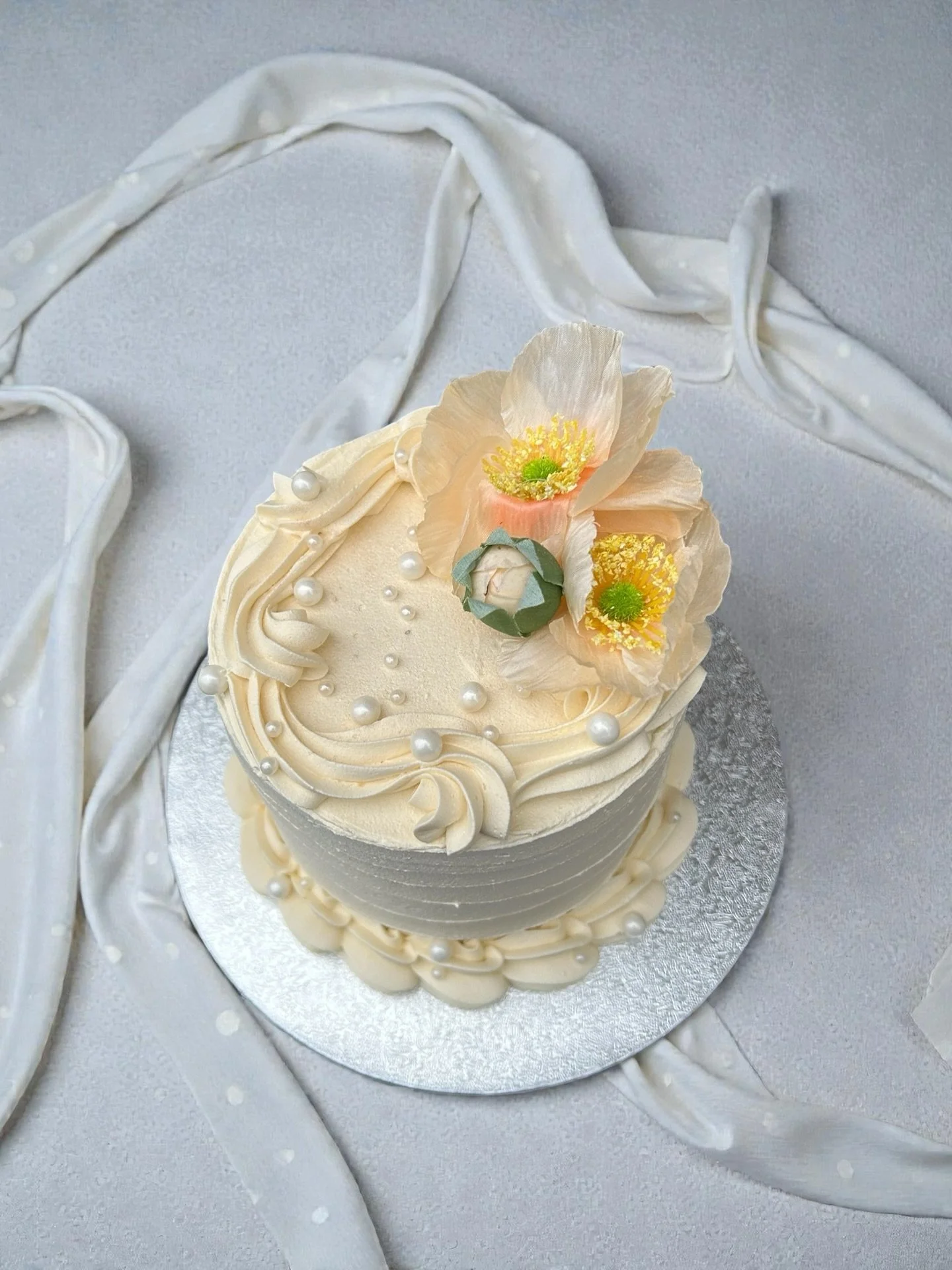 Hiya! I&rsquo;m still here and working away, I just have to choose very wisely how I spend my limited amounts of energy now and posting on the grid for 4.5 likes hasn&rsquo;t felt up there 🤣 here are a few cakes from the last couple of weeks! 
Anoth