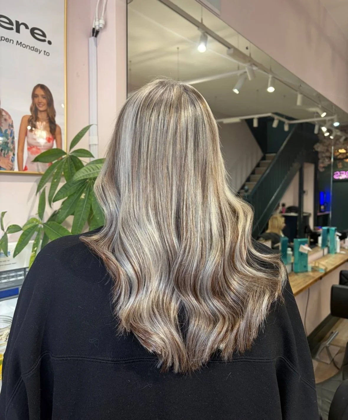 Bonds vs Tapes: Which Hair Extension Method is Right for You?