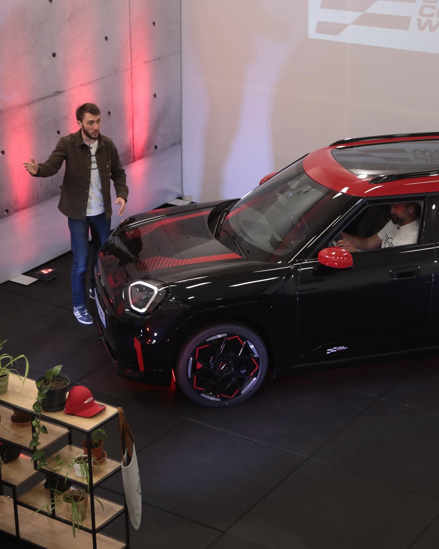 🎥 Studio Live #MINI 

Deux Studio Live, deux approches compl&eacute;mentaires, une immersion 100% MINI pour le r&eacute;seau.

💥 Studio 1 &ndash; Sp&eacute;cial MINI JCW 
Focus sur la gamme JCW avec Aceman &amp; Cooper sur circuit.
Au programme : d