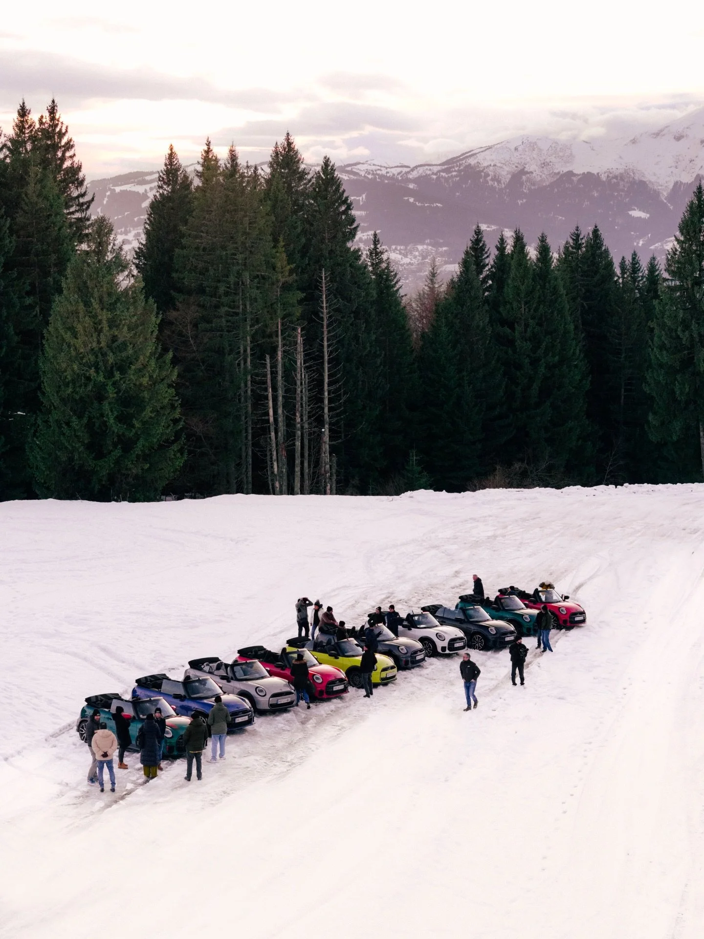 MINI Community made in Chamonix ❄️

Quel week-end incroyable pour nos 10 gagnants du jeu concours MINI ! Direction les sommets &agrave; bord de la MINI Cooper Cabriolet, bonnet sur la t&ecirc;te, plaid sur les genoux et grand air des Alpes 🏔️

D&eac