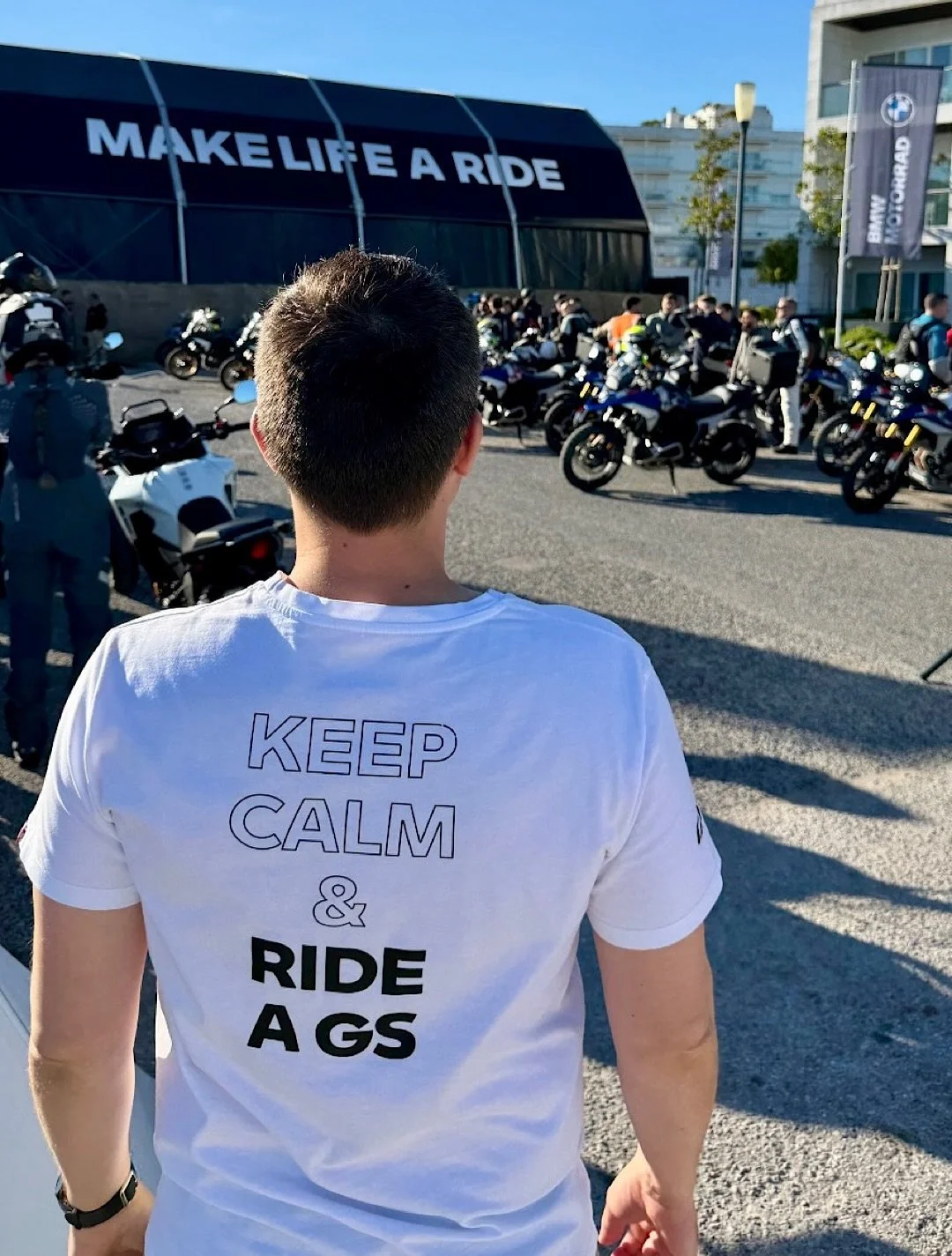 @bmwmotorrad au Portugal ?! 🤔🇵🇹

Pendant une semaine, Boris et Mathieu ont retrouv&eacute; l&rsquo;ensemble du r&eacute;seau &agrave; Lisbonne pour deux journ&eacute;es de formation d&eacute;di&eacute;es &agrave; la nouvelle BMW F 450 GS 🏍️✨

V&e