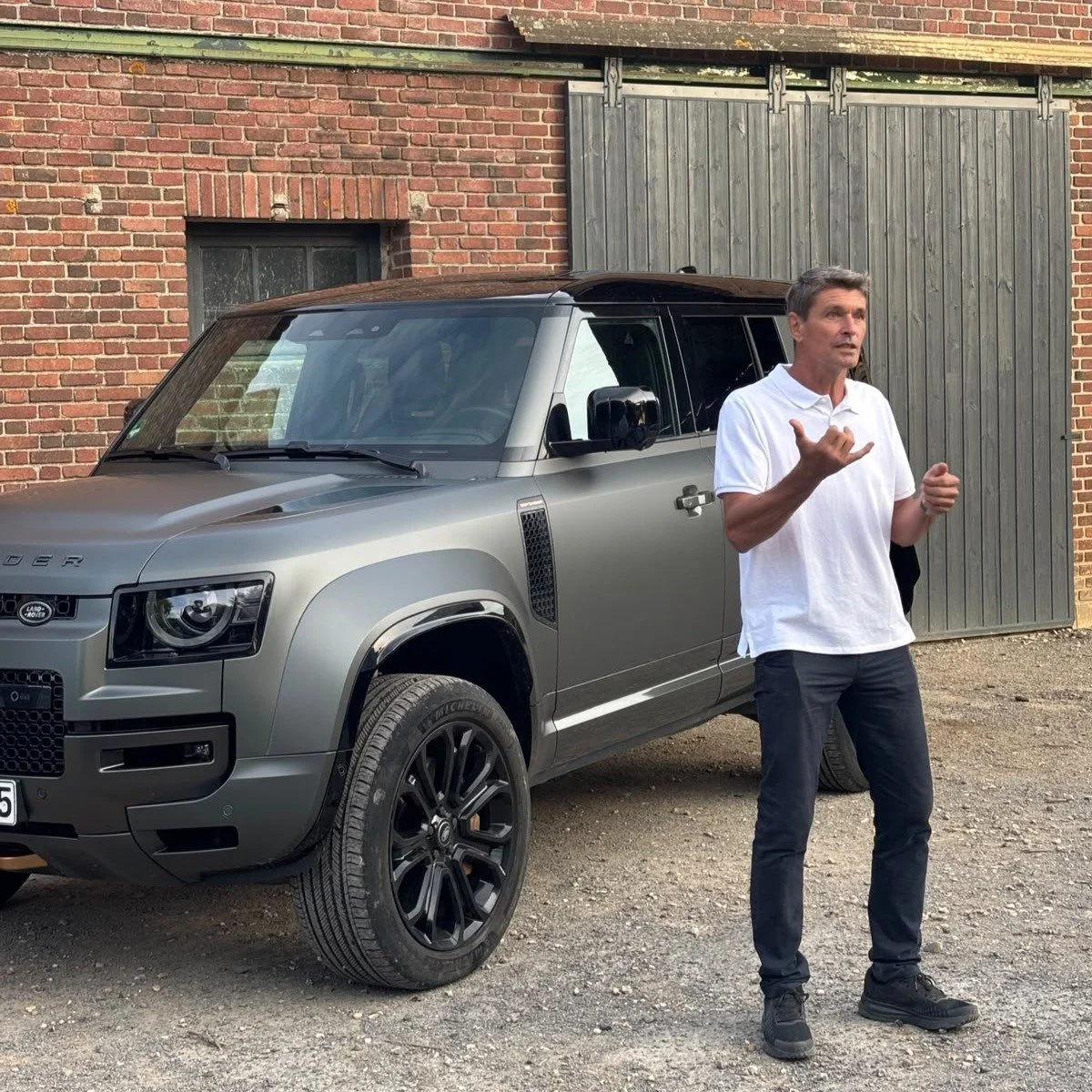 Mettre le Defender OCTA &agrave; l&rsquo;honneur au @vignoble_des_voeux : c&rsquo;&eacute;tait le programme concoct&eacute; par la @concessionjameslefebvre !

La journ&eacute;e d&eacute;bute avec l'&eacute;quipe @autoevents.fr pour faire d&eacute;cou