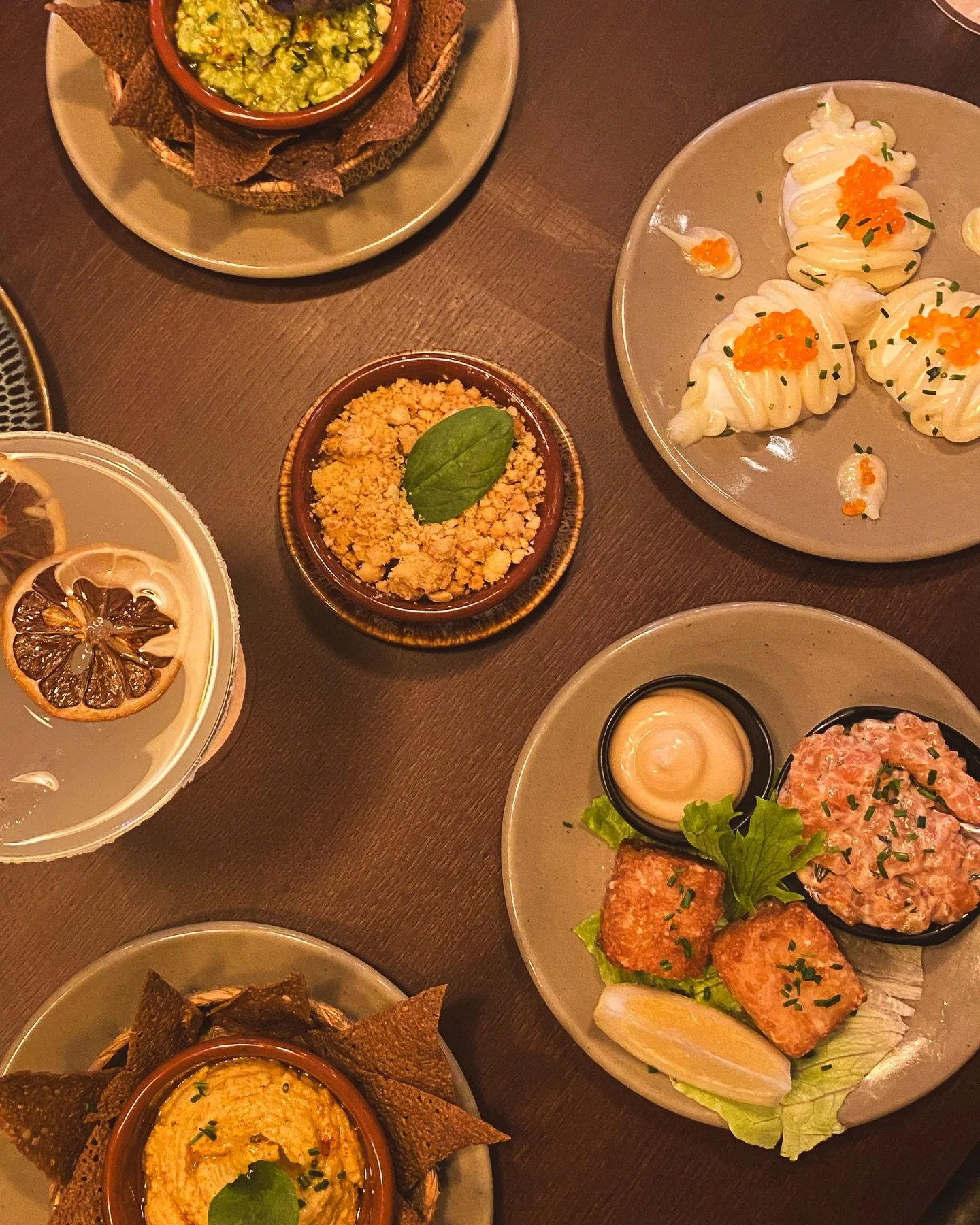 Zoom sur... nos tapas &agrave; partager ! ☀️
&bull; Tartare de saumon label rouge teriyaki &amp; crispy rice
&bull; Oeufs bio mayonnaise, &oelig;ufs de truite &amp; ciboulette
&bull; Guacamole &amp; chips de sarrasin 
&bull; Reblochon r&ocirc;ti, con