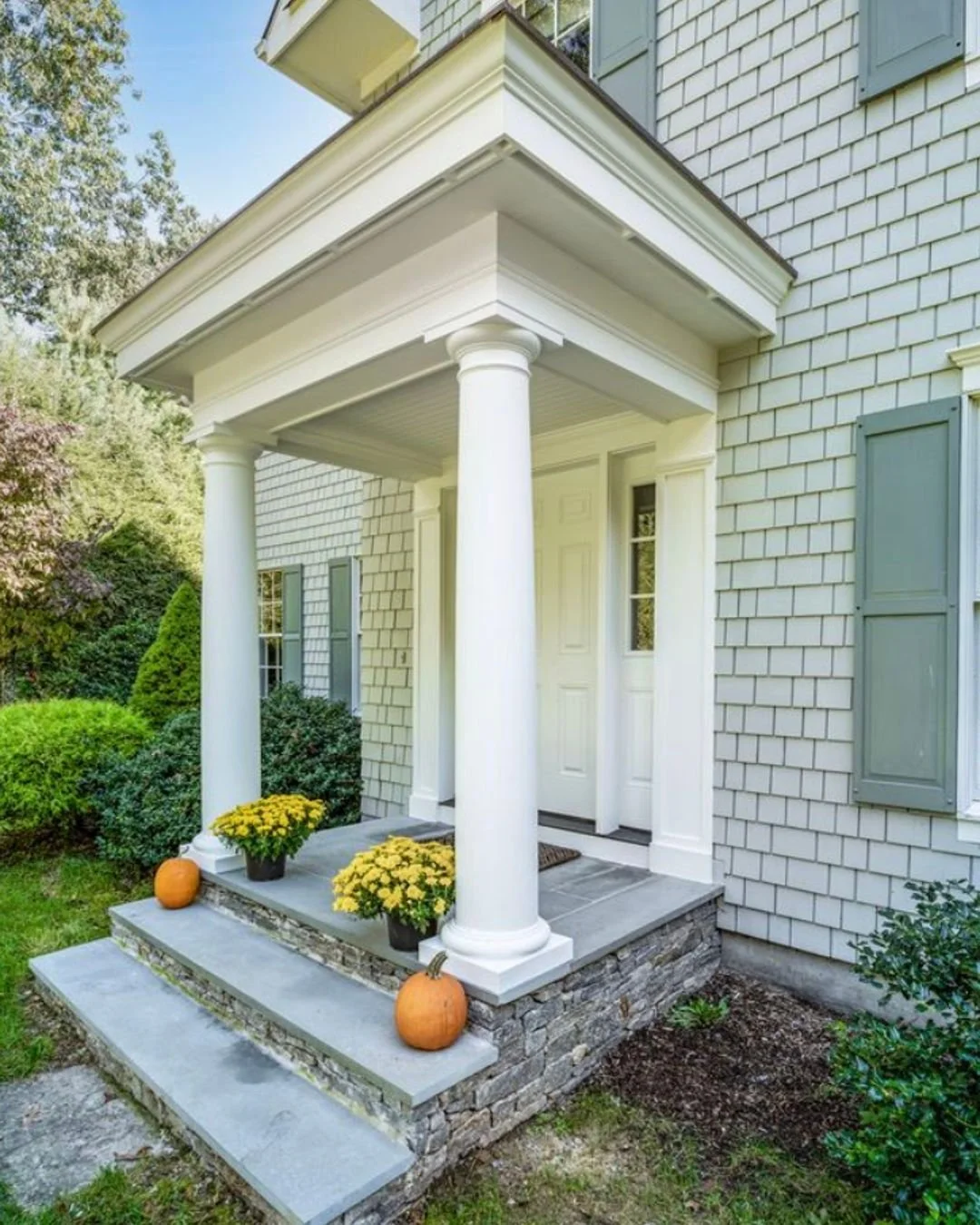 A welcoming entryway, built to last. With stonework, columns, and timeless detail, this front porch sets the stage for every season — pumpkins, mums, and all.
Happy Fall from Callinan Construction! 🎃
#CallinanConstruction #FallFrontPorch #Bu