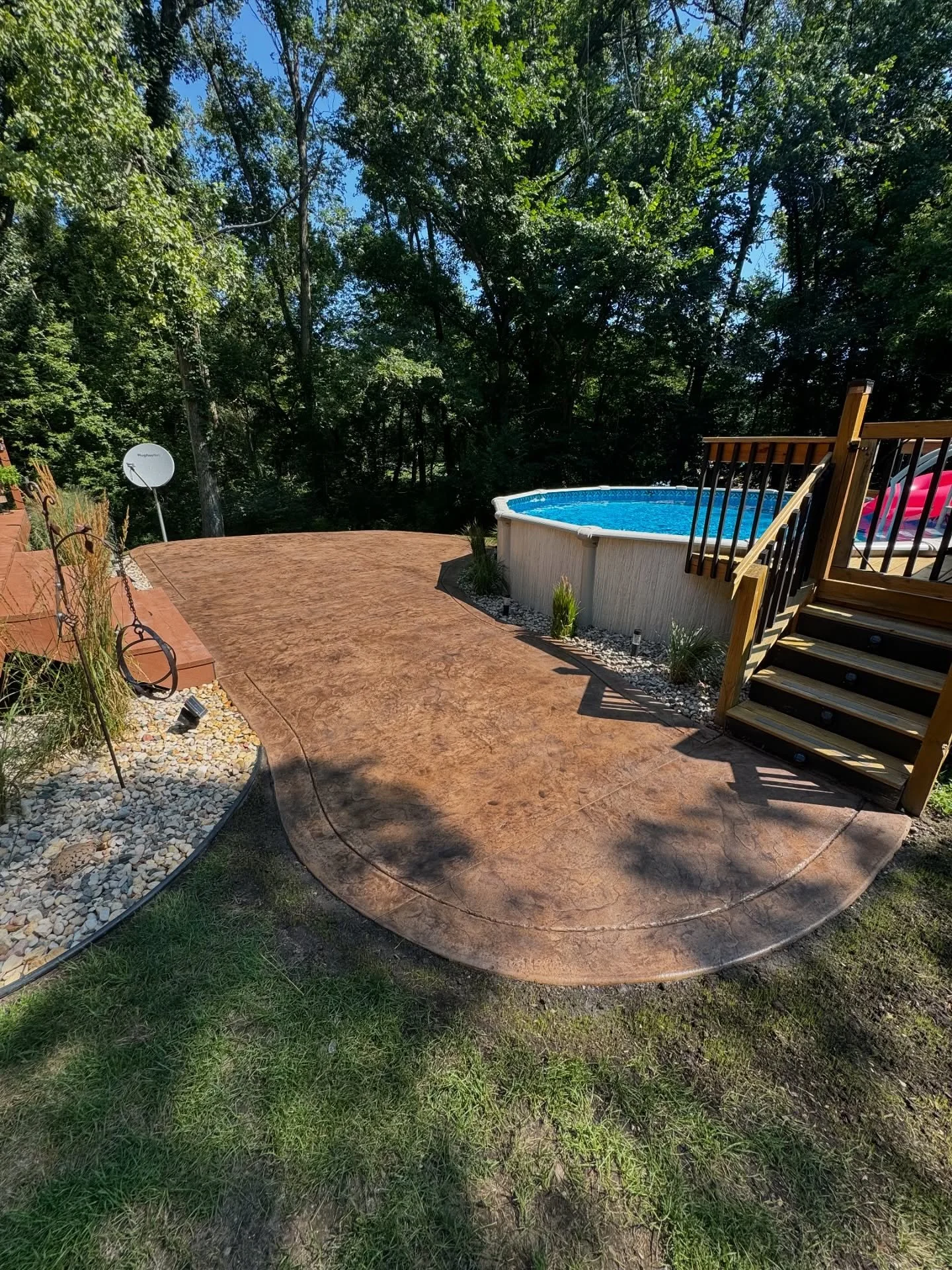 We recently had the pleasure of revamping this backyard and adding more functional space with a custom stamped patio~ @brickform_official featuring an almond base color, walnut antique, and a striking blue stone texture pattern. Wrapped in a clean bo