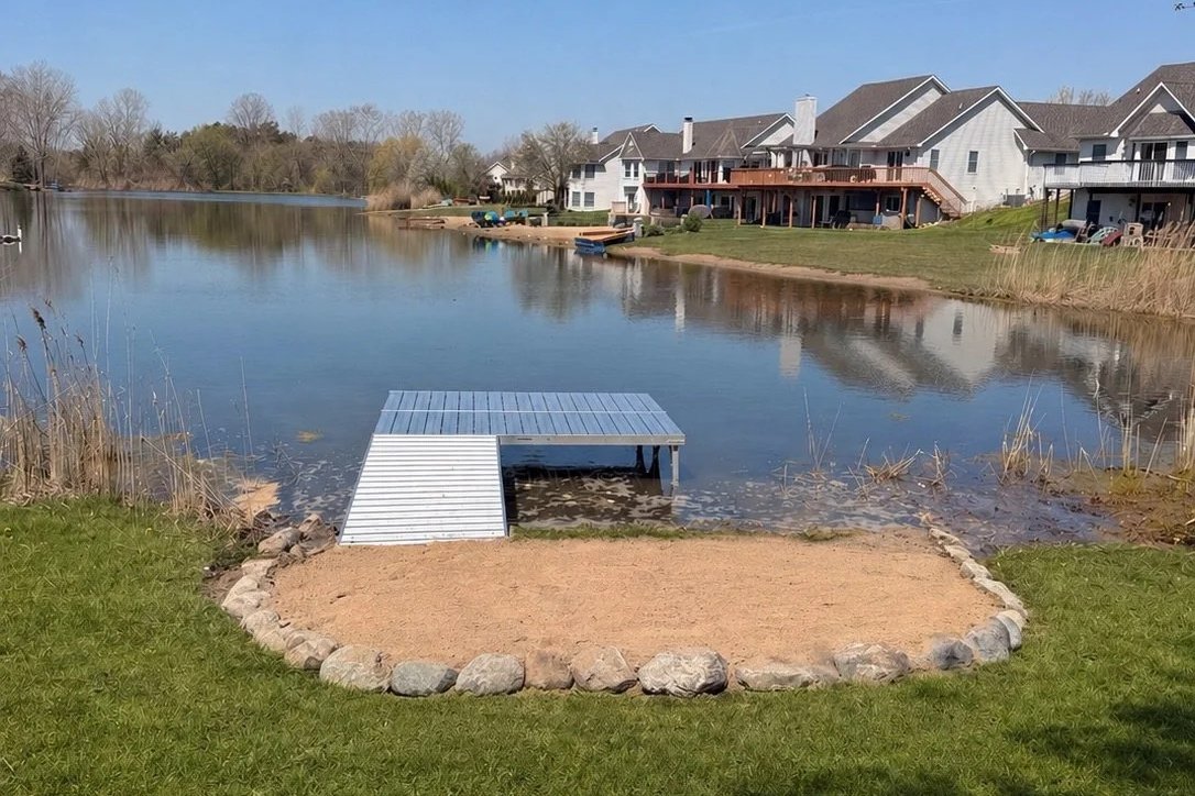 Small beach with 3 aluminum dock sections