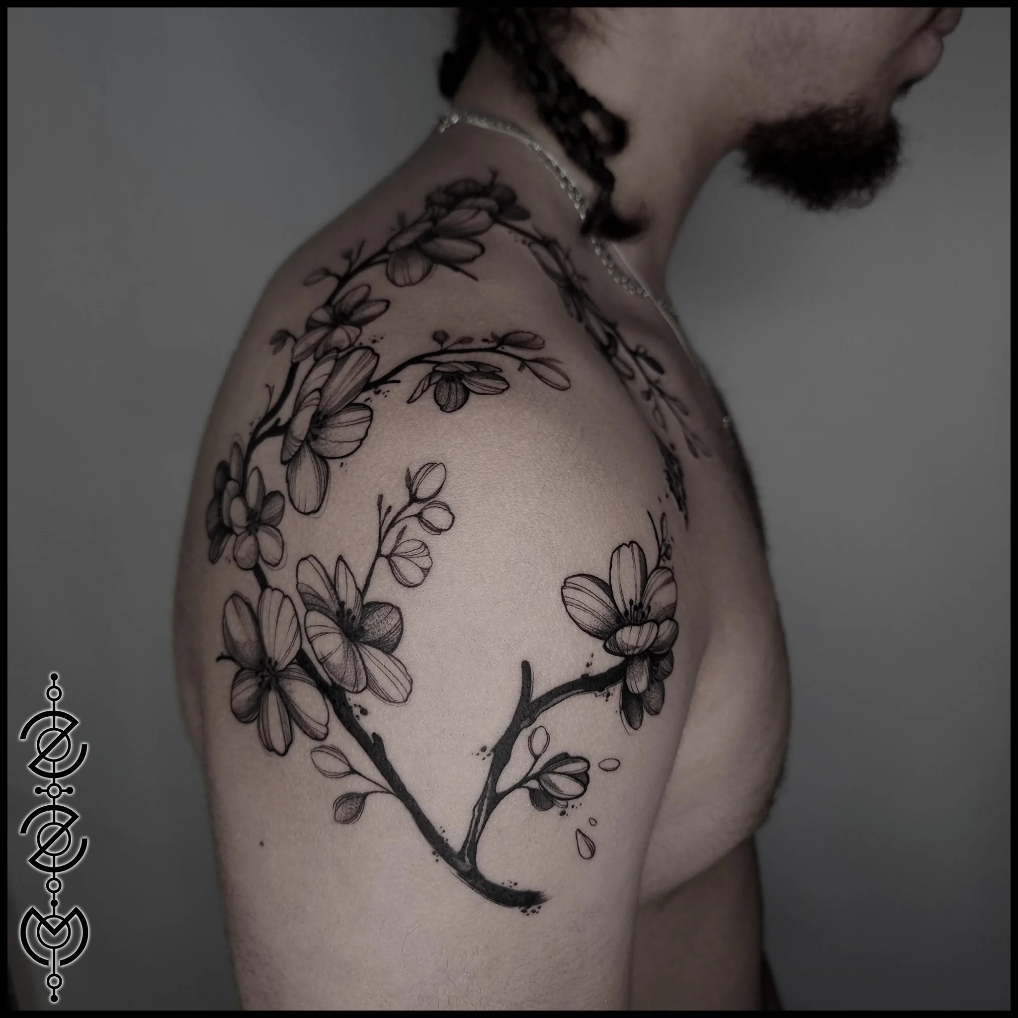 With my portfolio being mostly animal or creature based these days, sometimes it's nice to branch out (ba-dum-tss) and do something floral.
With the gritty, inky nature of my style we can break down the dated idea that florals are inherently a femini