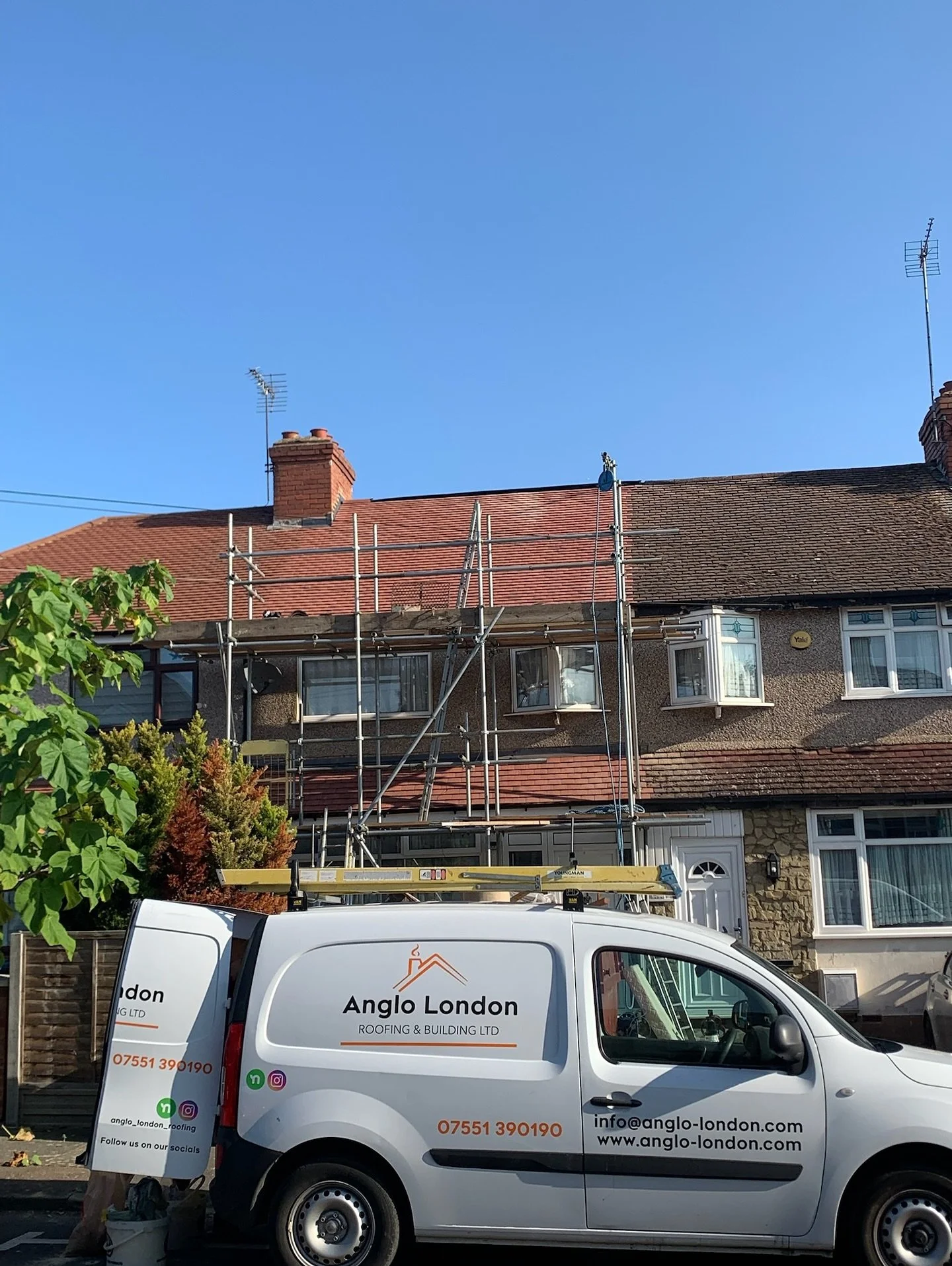 Another roof completed for one of our neighbours in Enfield 🤝
All new roof coverings / fascia&rsquo;s / soffits &amp; guttering along with a new 3 layer torch on felt system on the rear extension 🏡  Work done properly &amp; another happy client.

W