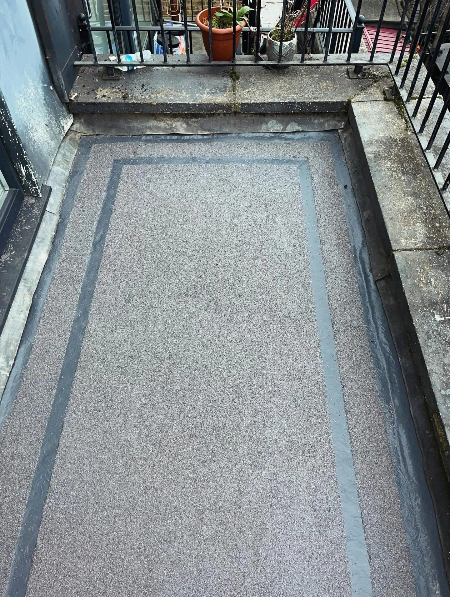 Nice restoration over a tired old asphalt balcony. Flexitec fibreglass system finnished with a smart Anti-slip for foot traffic . ✊Thanks @restecroofing &amp; @thamesroofingsupplies for our material . #fibreglass #roofing #anglolondon #roofer #roof #