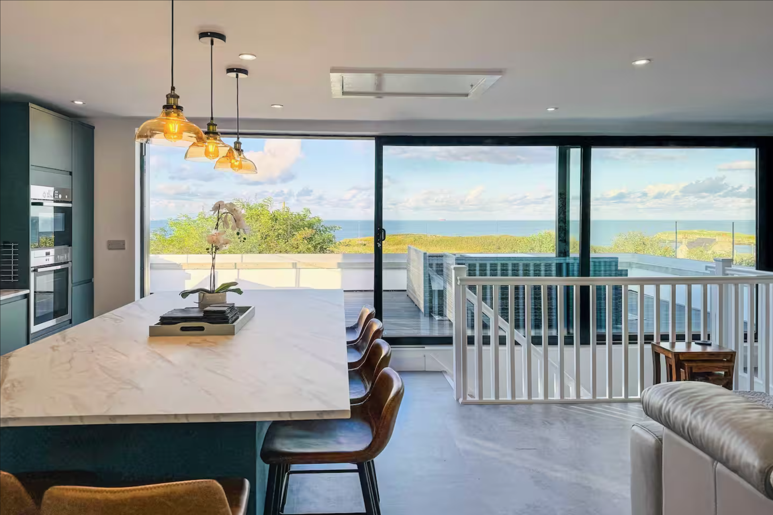 Panoramic Sea Views, Roof Terrace, EV Charger (sleeps 8)